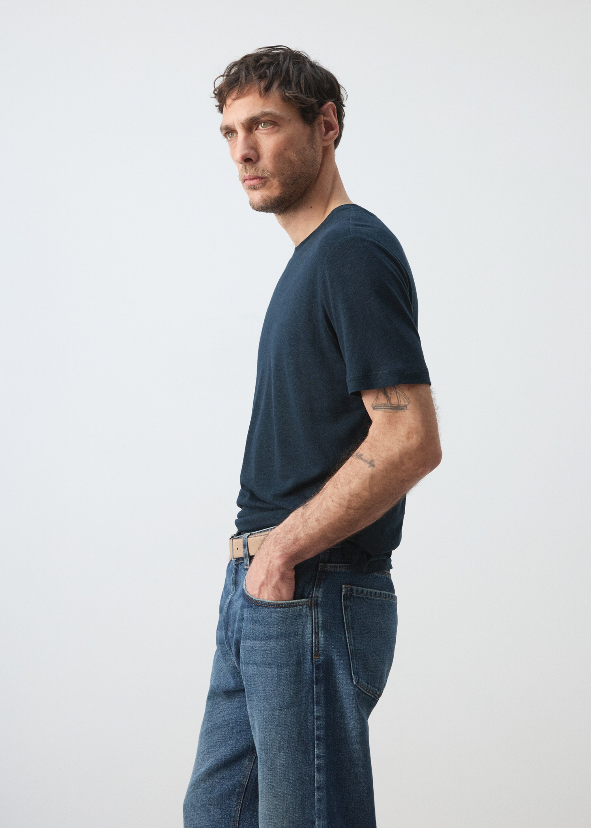 T-shirt lin slim-fit - Détail de l'article 2, Bleu marine. Ref: 27087895-00.