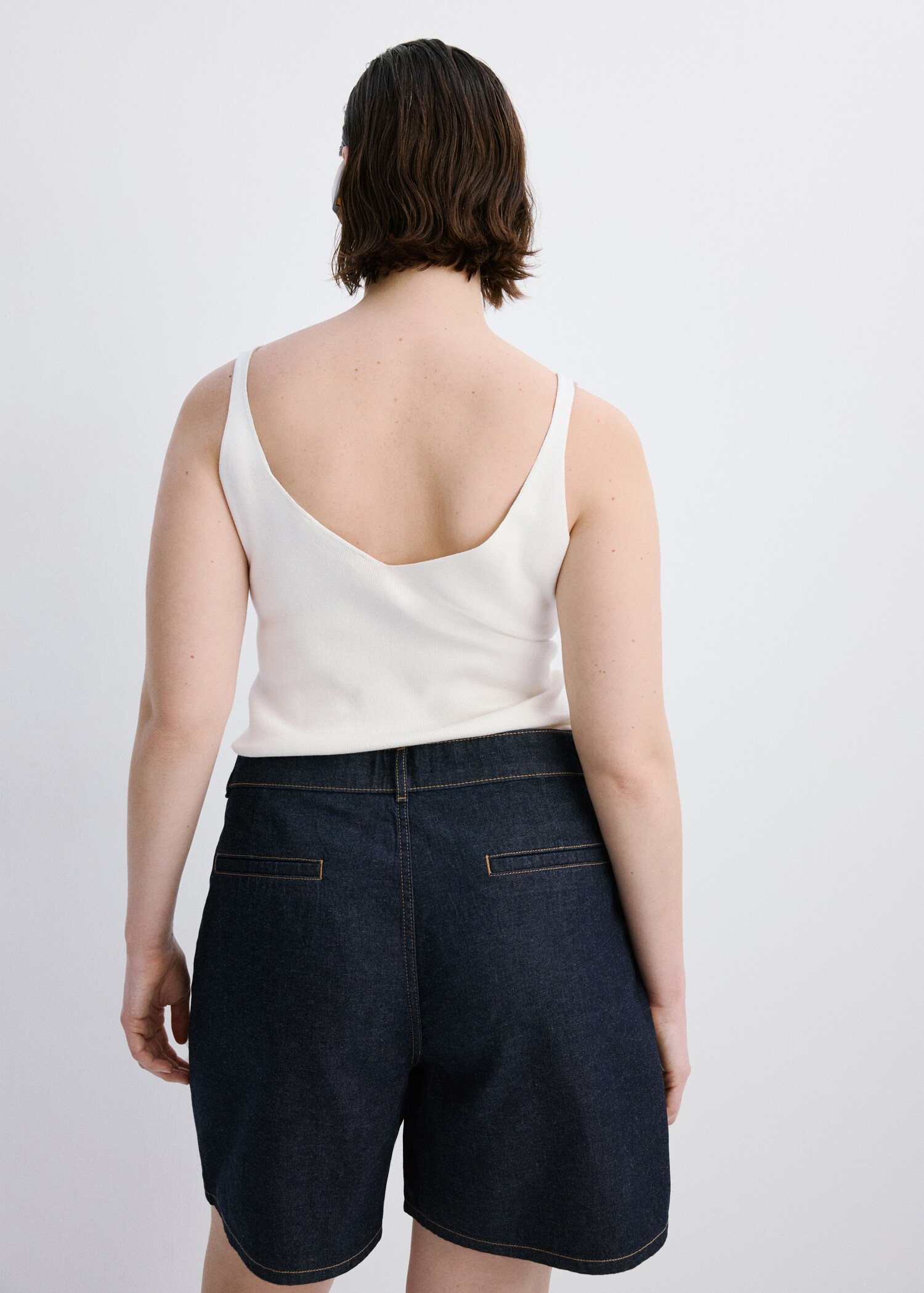 Mid-rise denim bermuda shorts with pleats - Details of the article 4