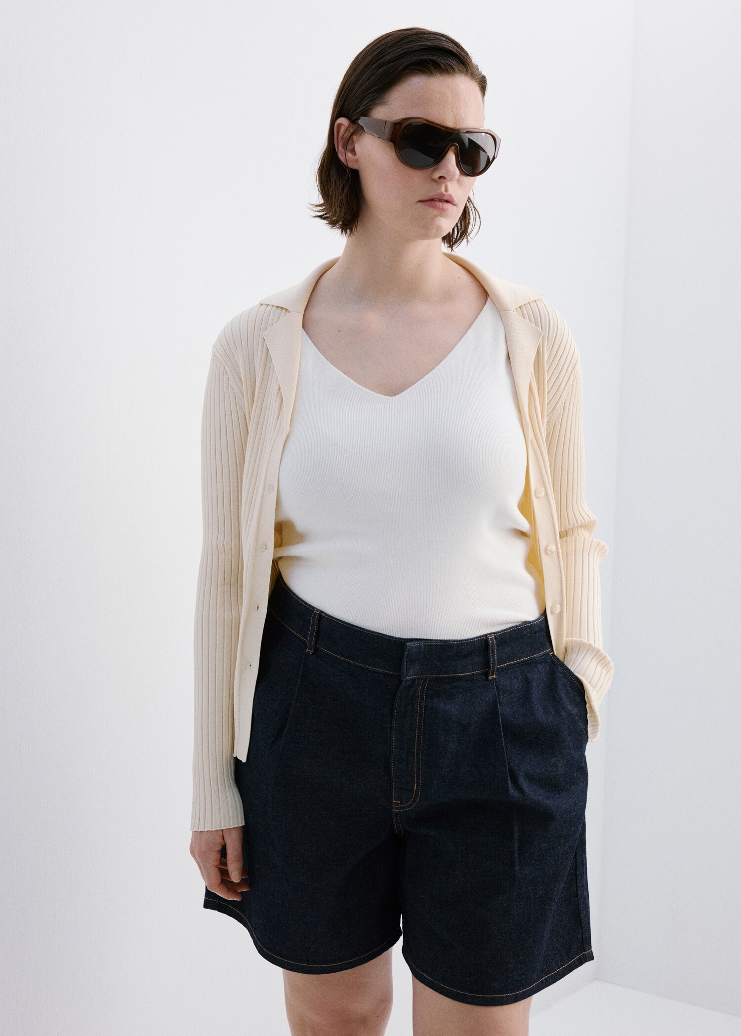 Mid-rise denim bermuda shorts with pleats - Details of the article 5