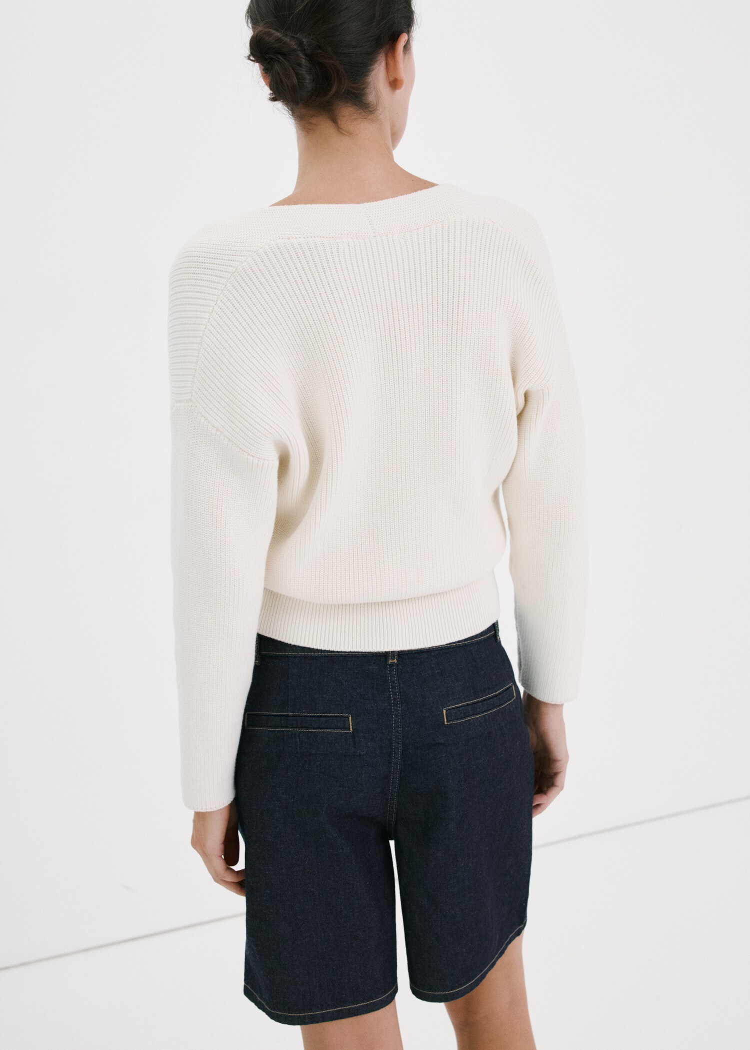 Mid-rise denim bermuda shorts with pleats - Reverse of the article