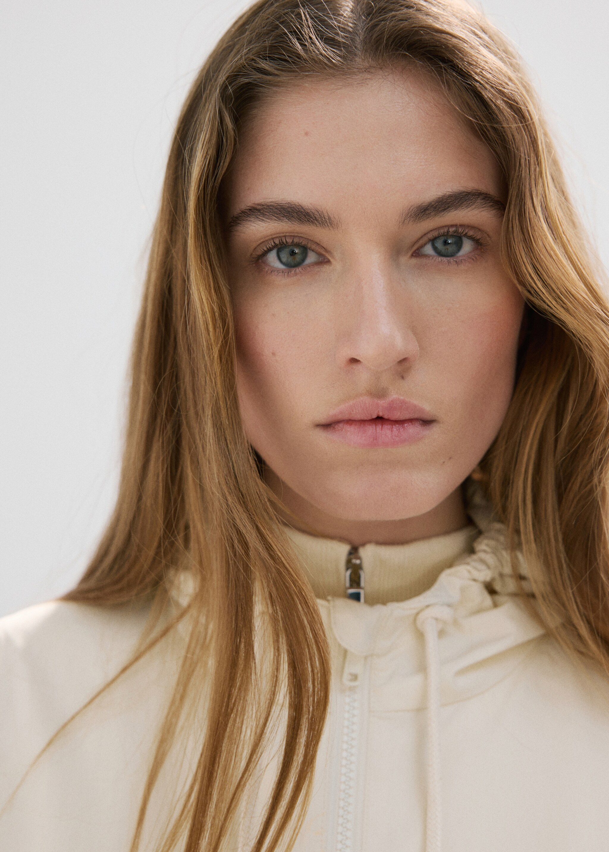 Oversized hooded parka - Details of the article 6, Ecru. Ref: 27087929-00.