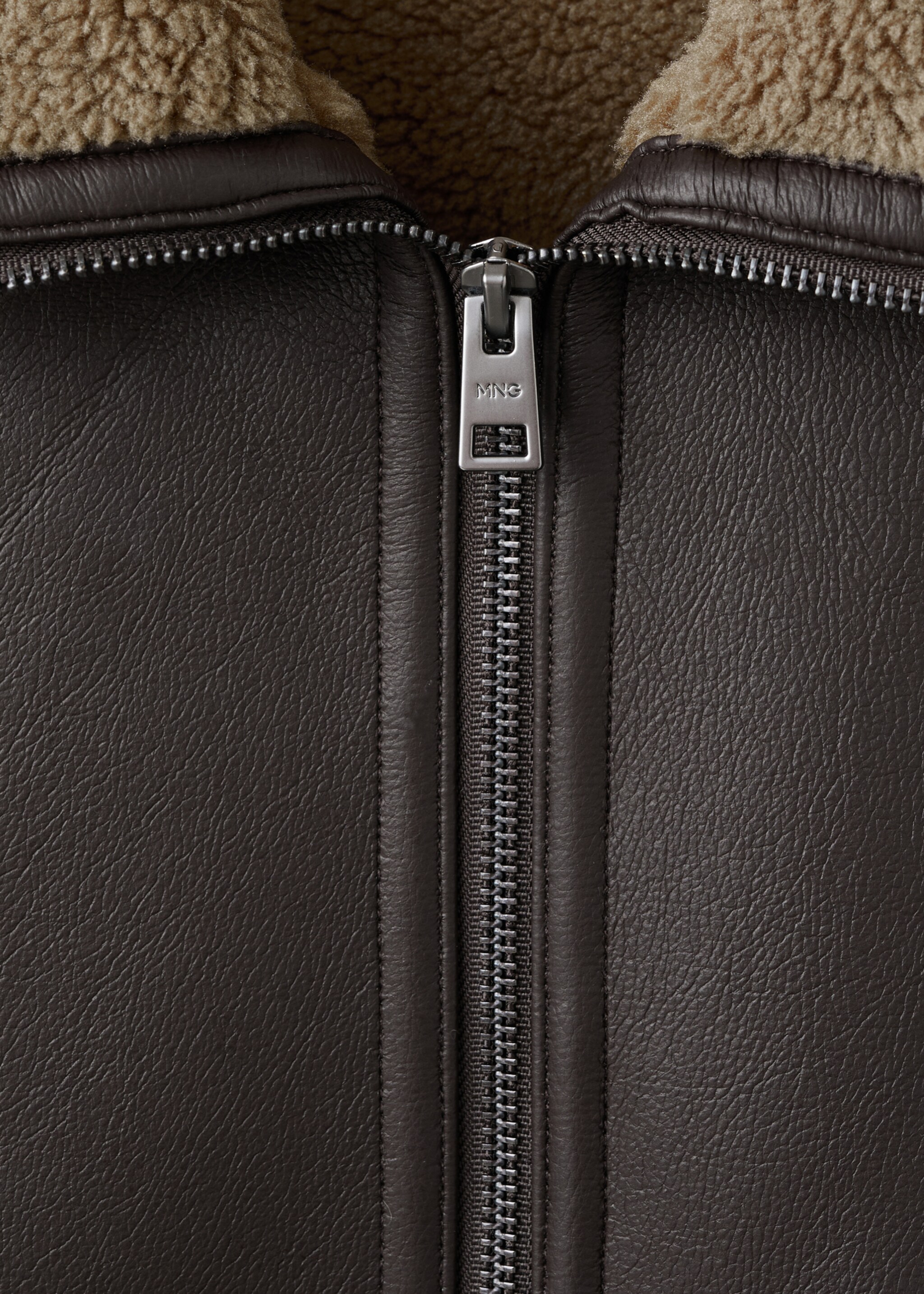 Jacke mit Schafsfell-Effekt - Detail des Artikels 8, Schokolade. Ref: 27091170-00.