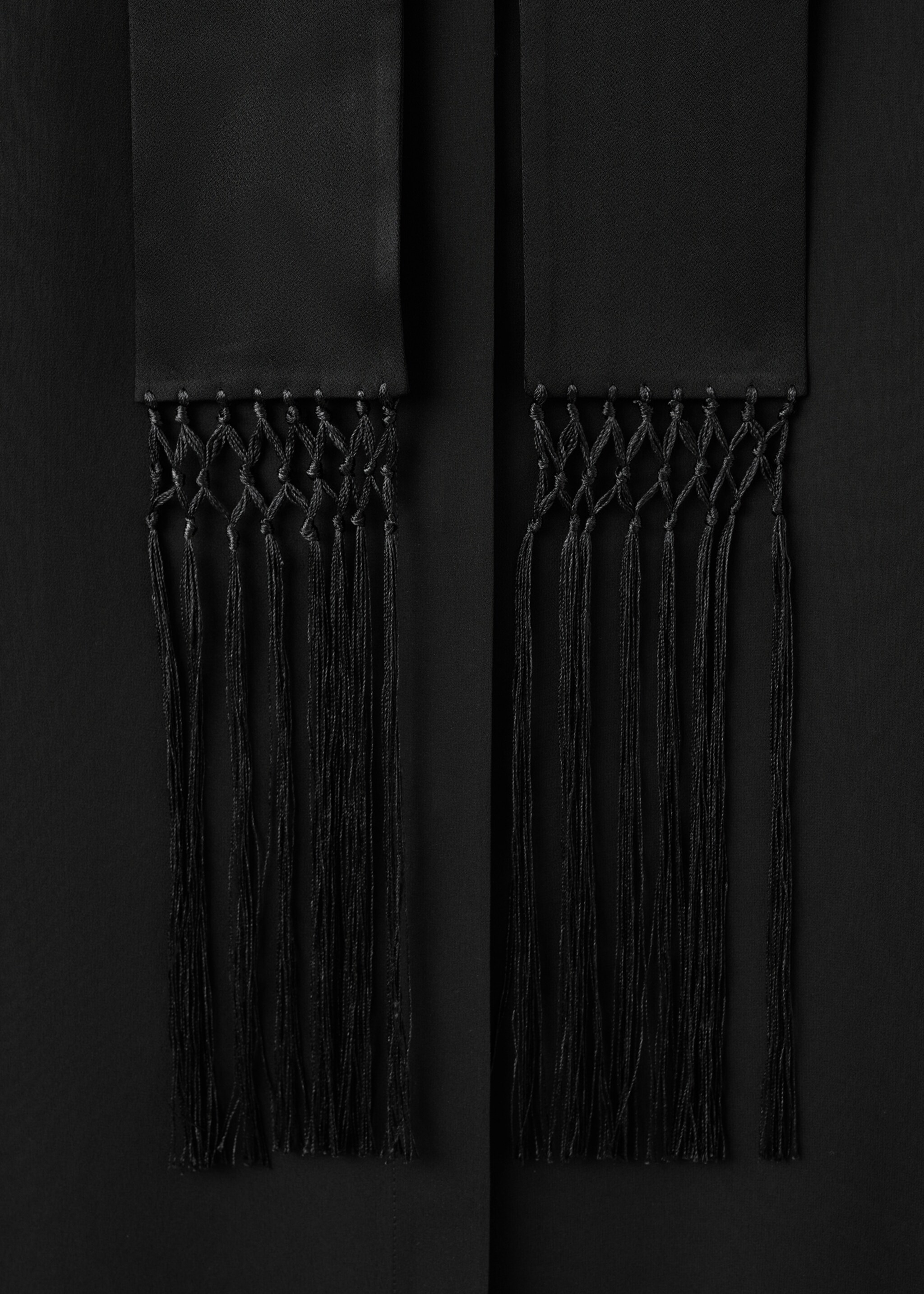 Lang zijden overhemd met sjaaltje - Detail van het artikel 0, Zwart. Ref: 27091182-00.