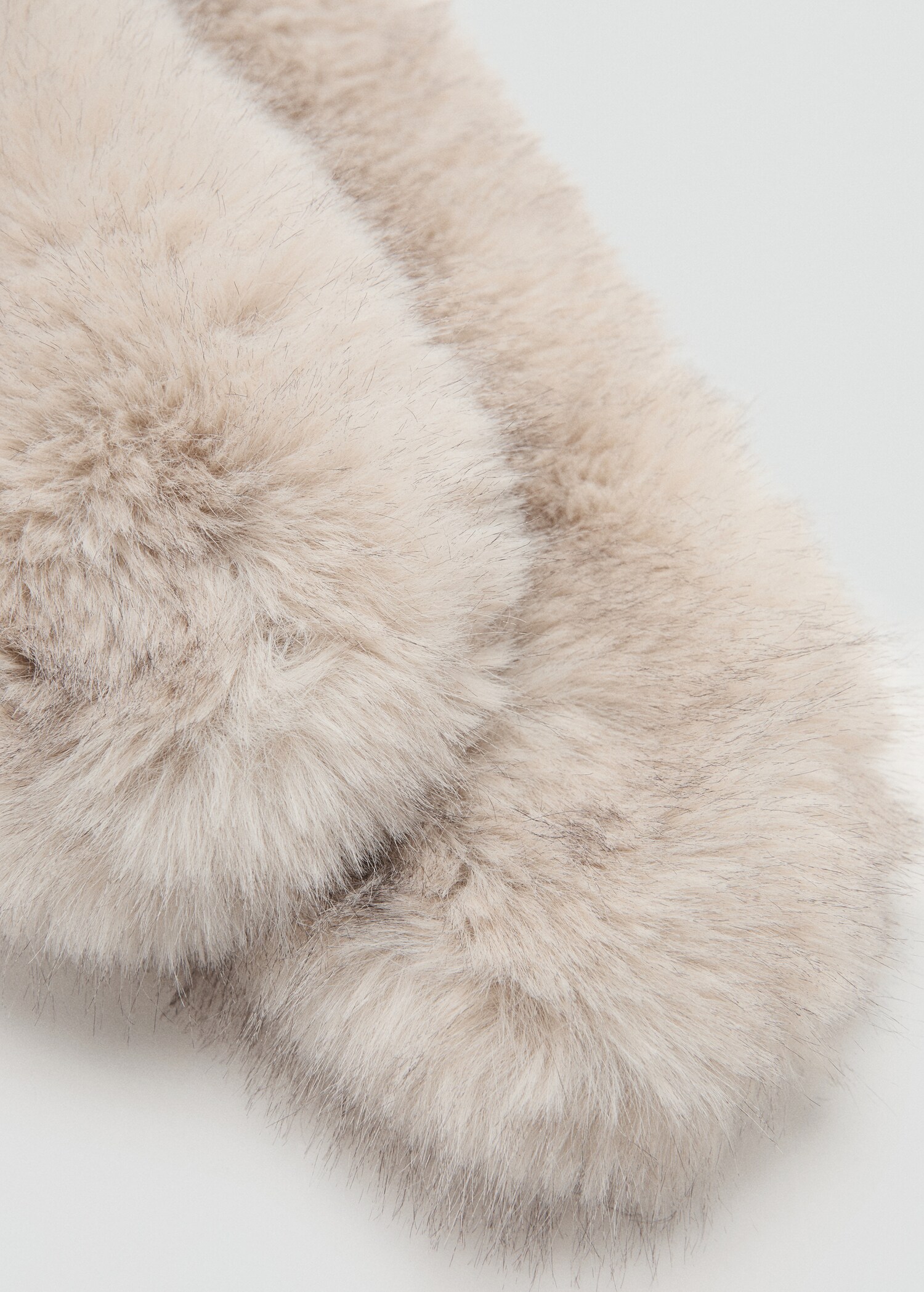 Écharpe effet peluche - Plan moyen