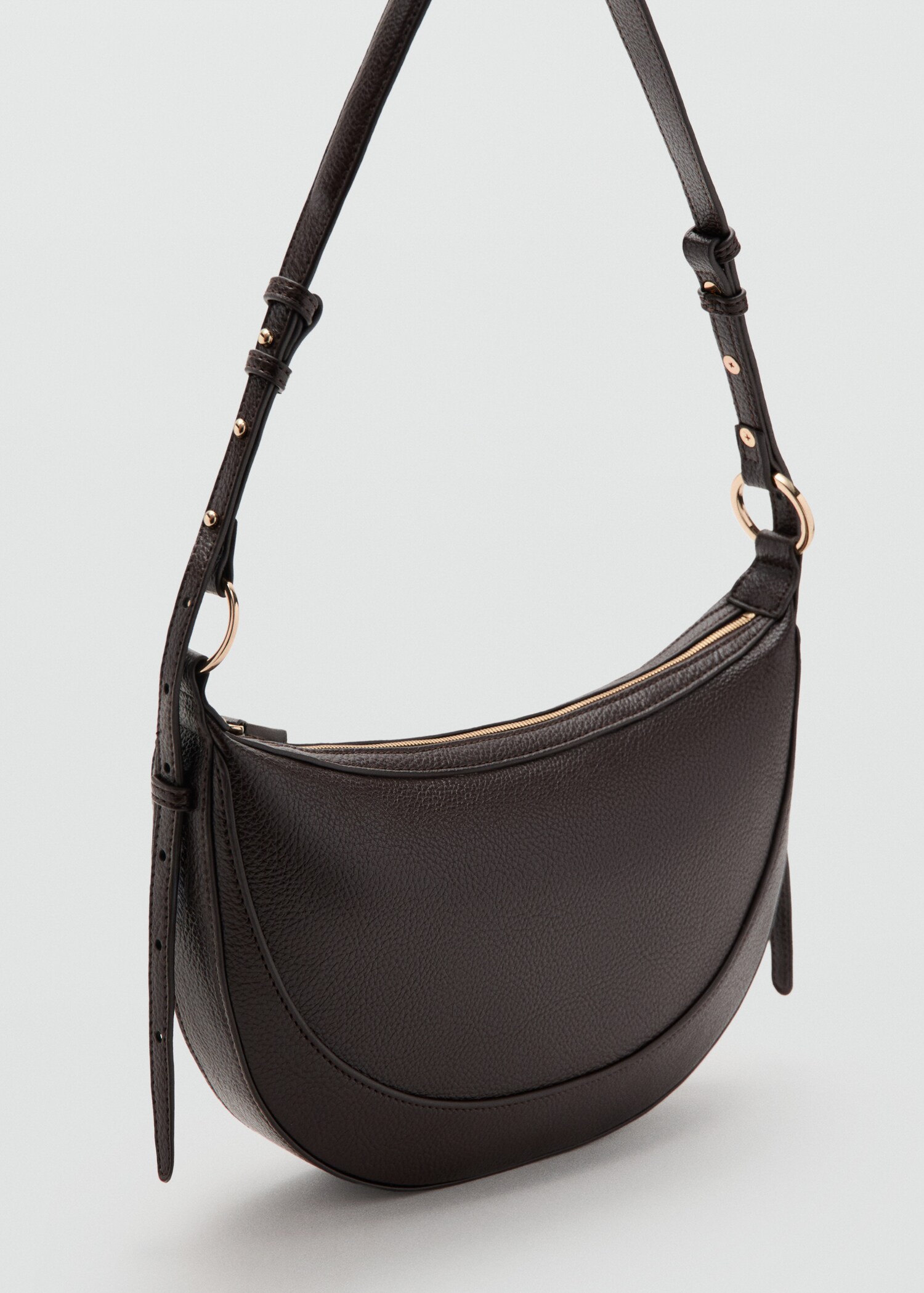 Sac porté épaule ovale - Plan moyen