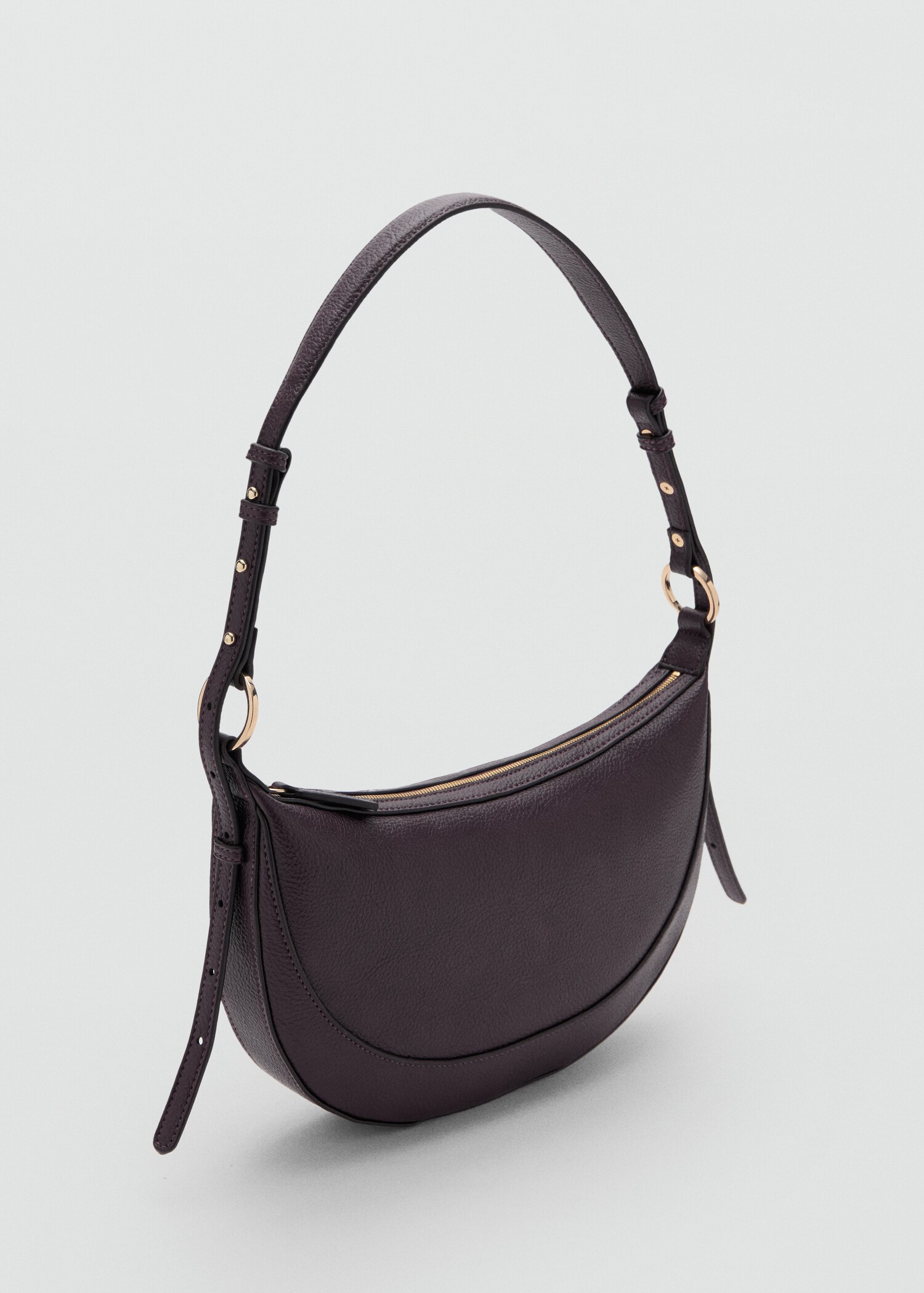 Sac porté épaule ovale - Plan moyen