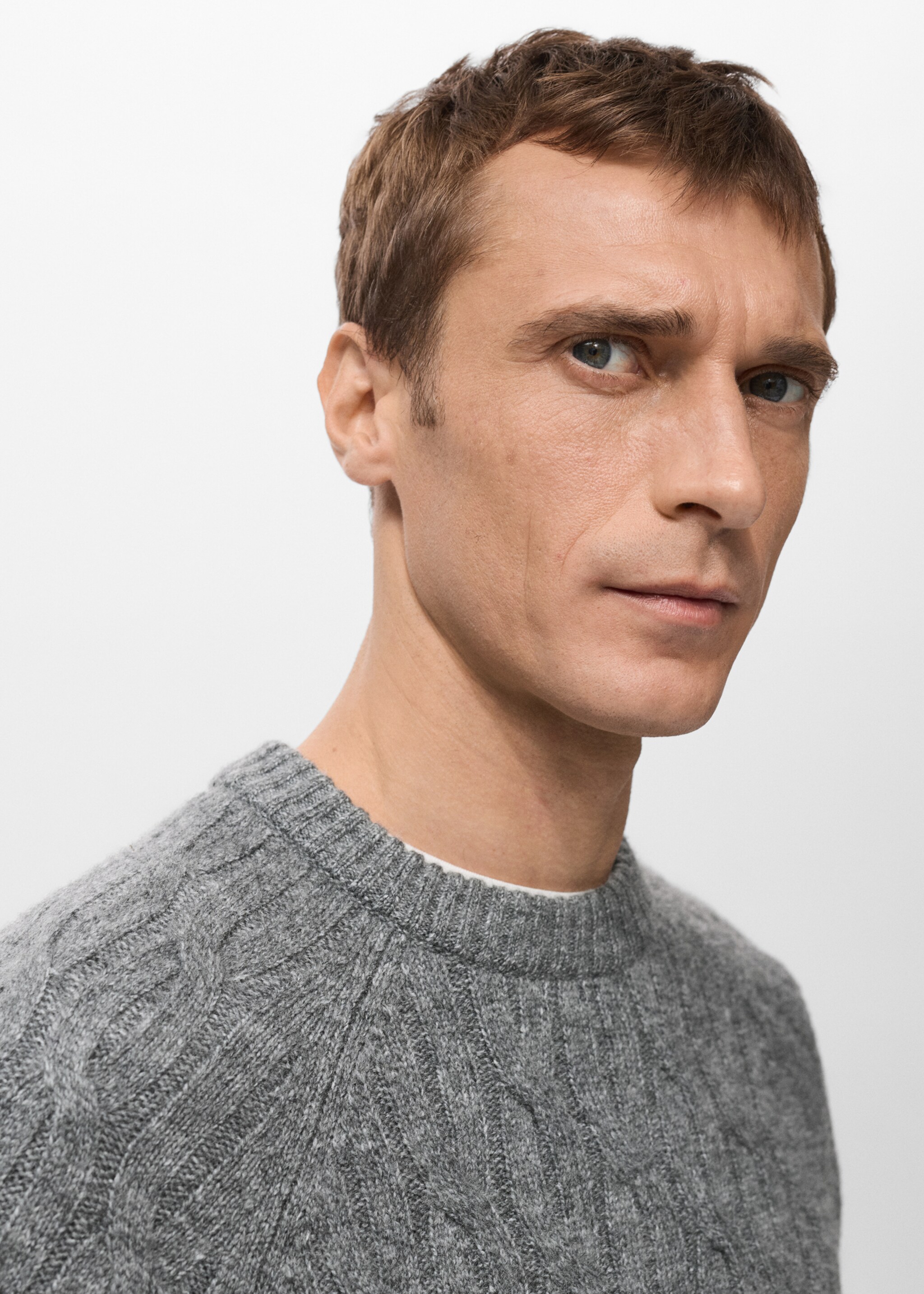 Cable knit jumper - Details of the article 6, Grey. Ref: 27091242-00.