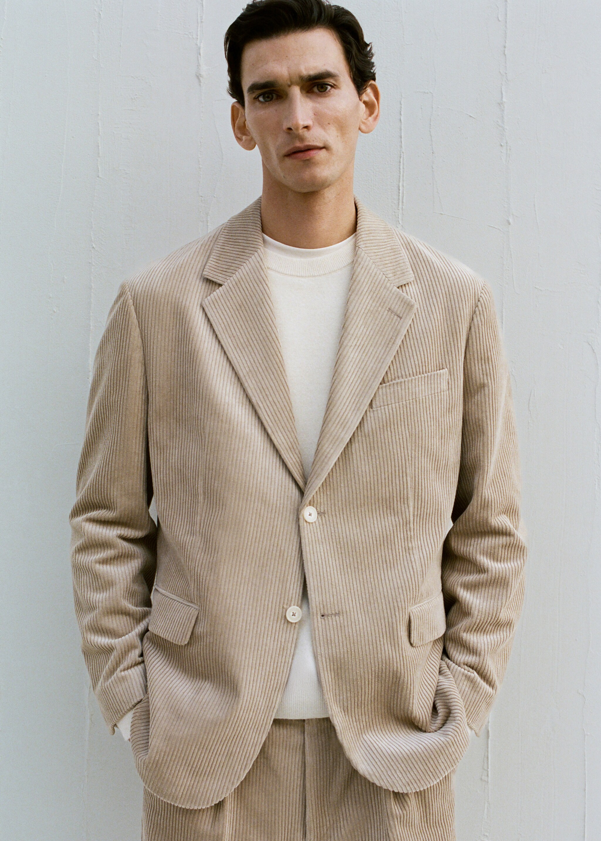 جاكيت كوردروي بقصة عادية (ريجولار فيت) - تفاصيل المنتج 5, بيج. Ref: 27091268-00.