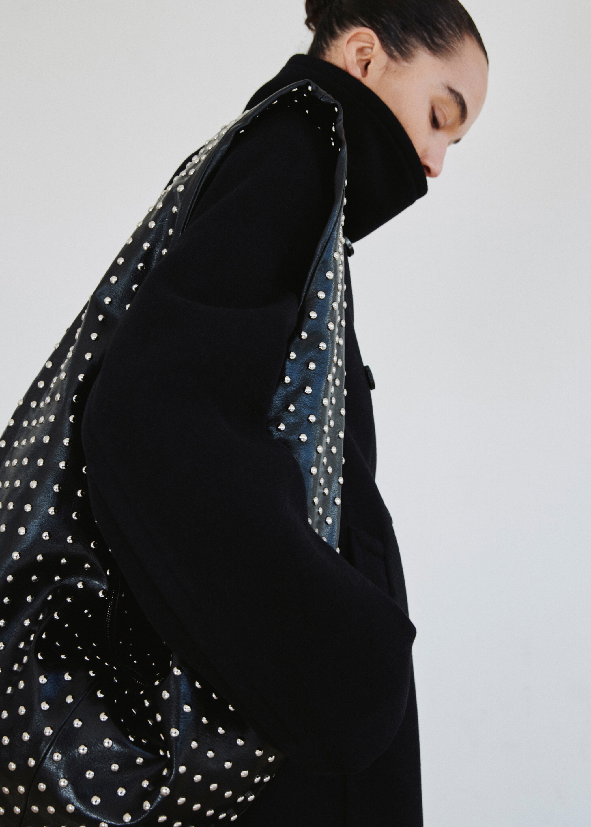 حقيبة كتف بيضاوية مزينة بالستودز - تفاصيل المنتج 9, أسود. Ref: 27091272-00.