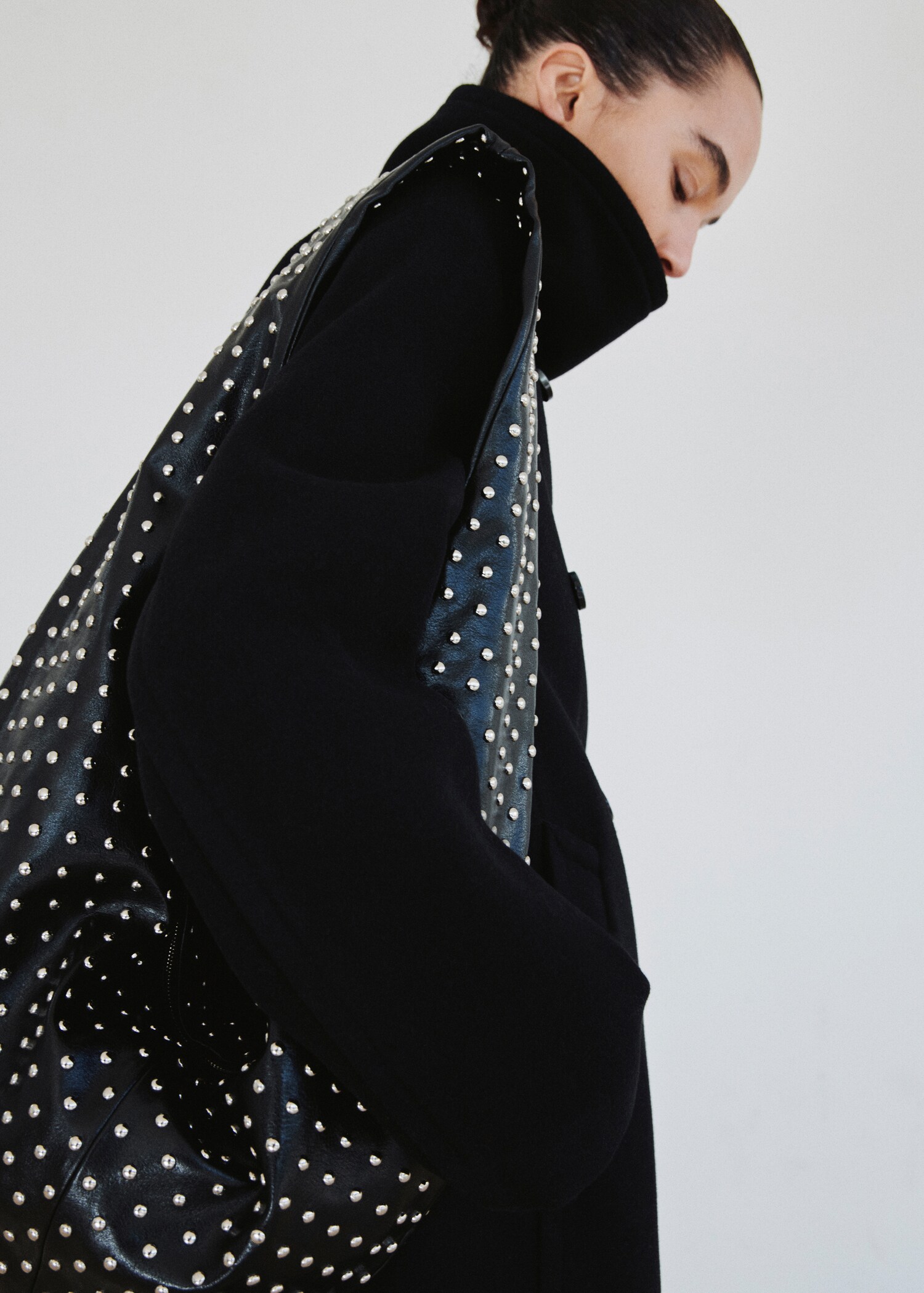 حقيبة كتف بيضاوية مزينة بالستودز - تفاصيل المنتج 9