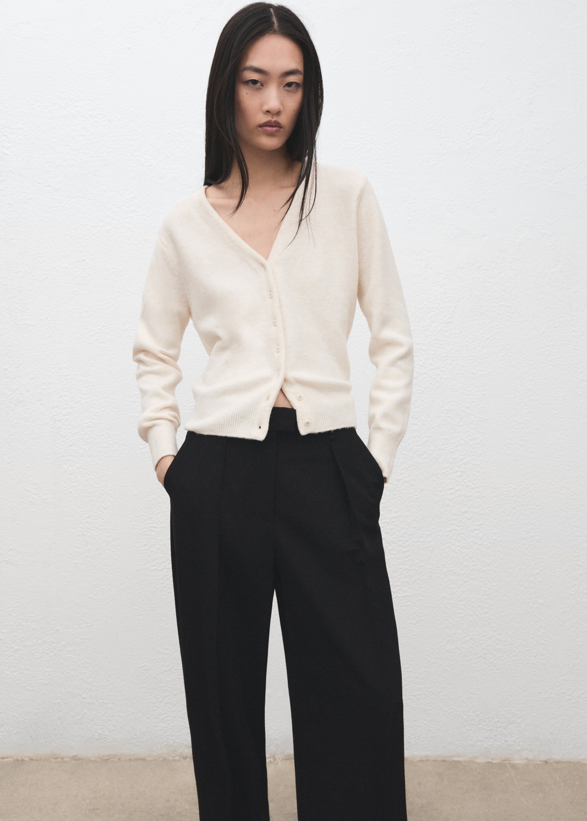 V-neck knitted cardigan - Medium plane, Ecru. Ref: 27091279-00.