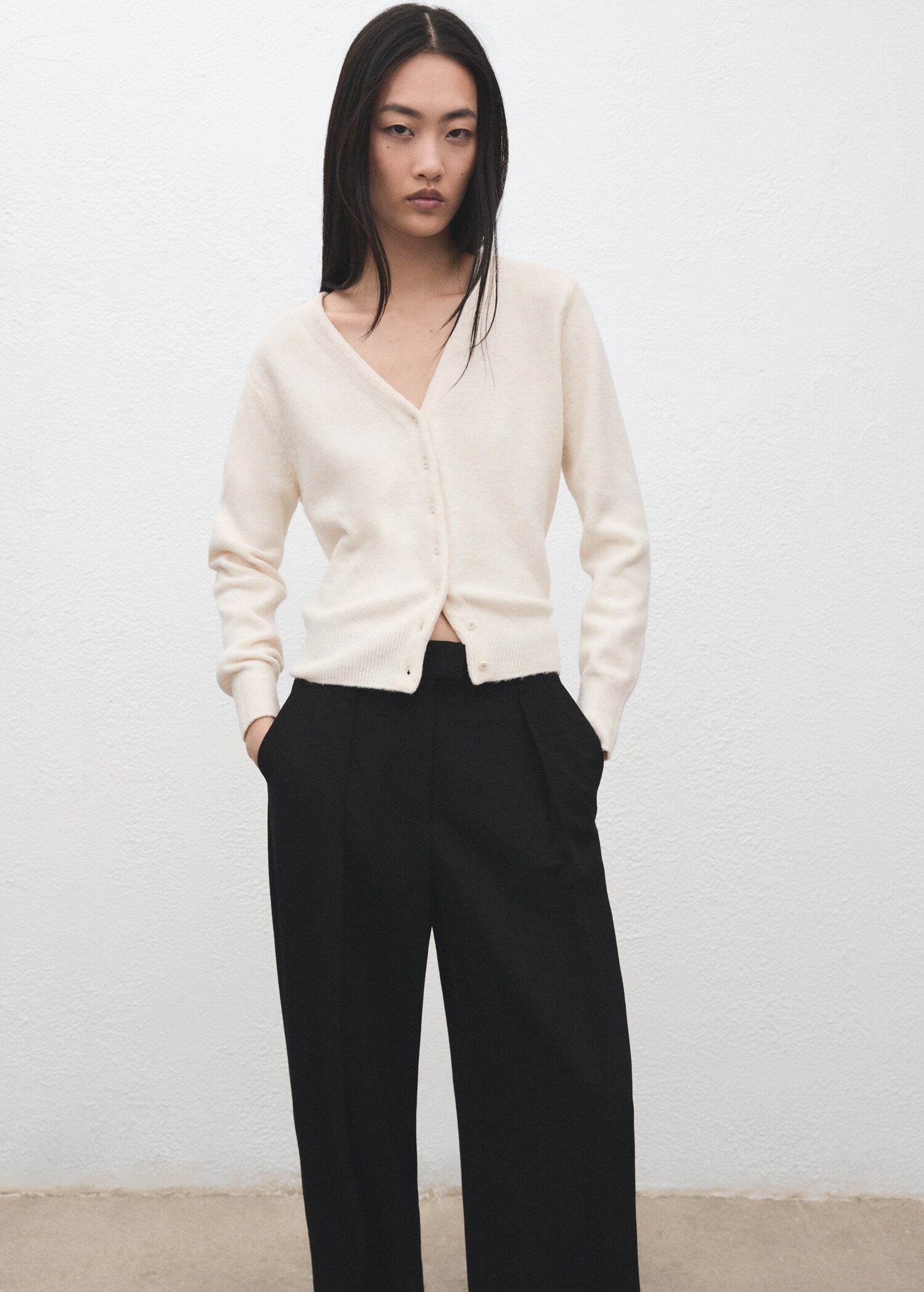 V-neck knitted cardigan - Medium plane