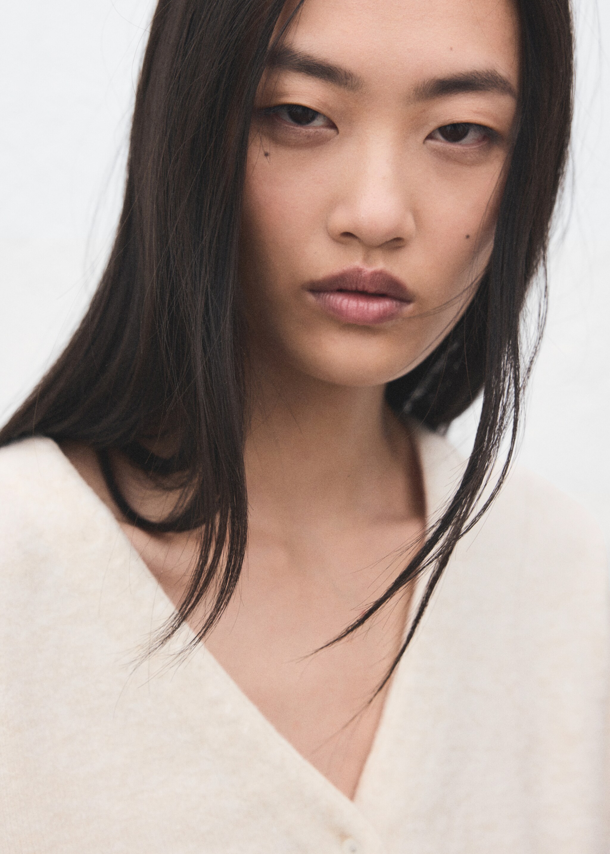 V-neck knitted cardigan - Details of the article 1, Ecru. Ref: 27091279-00.