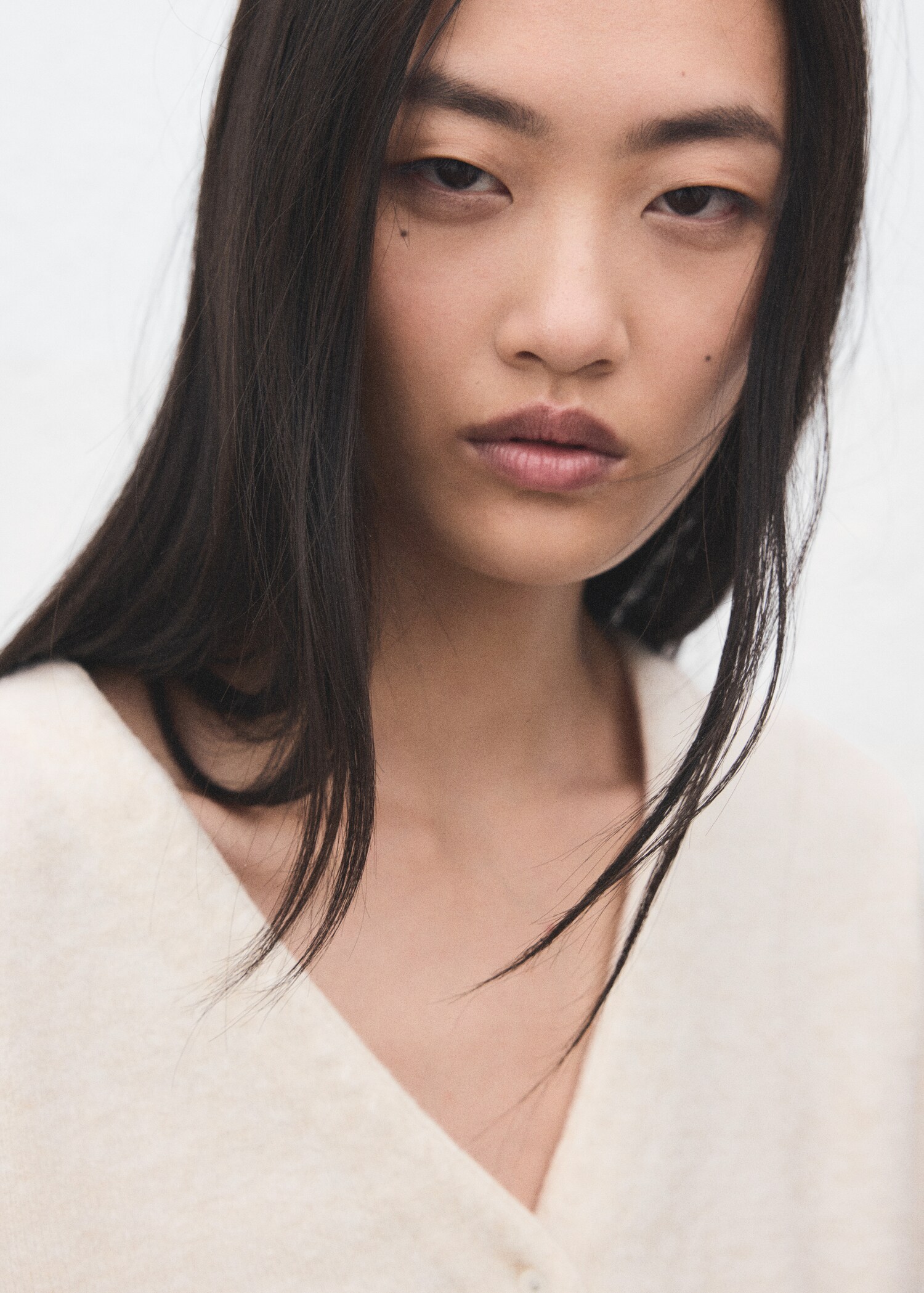 V-neck knitted cardigan - Details of the article 1