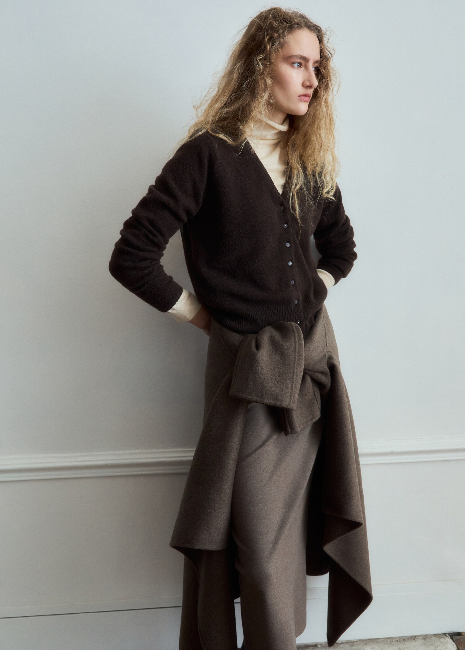 V-neck knitted cardigan - Medium plane