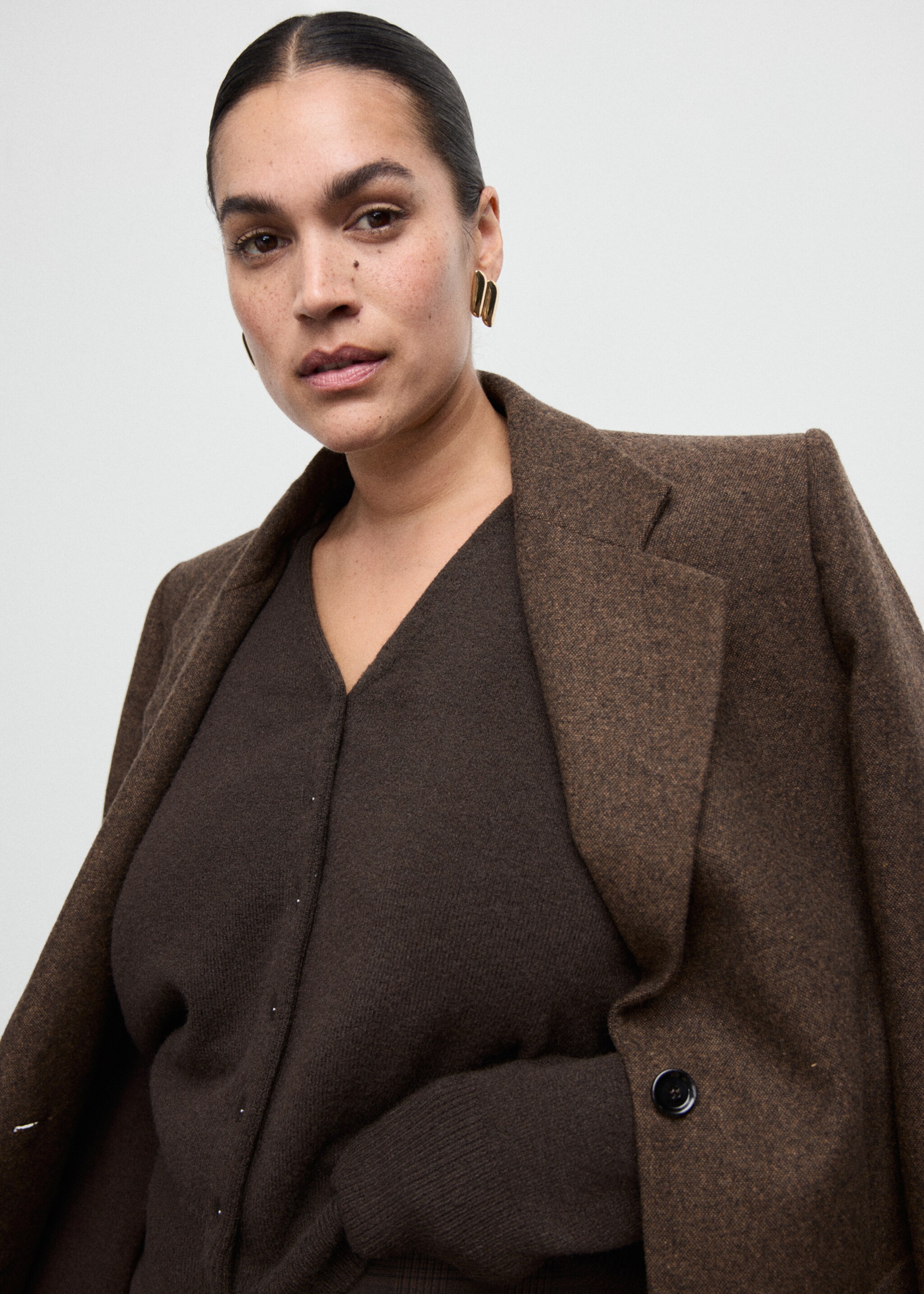 V-neck knitted cardigan - Details of the article 4, Chocolate. Ref: 27091279-00.