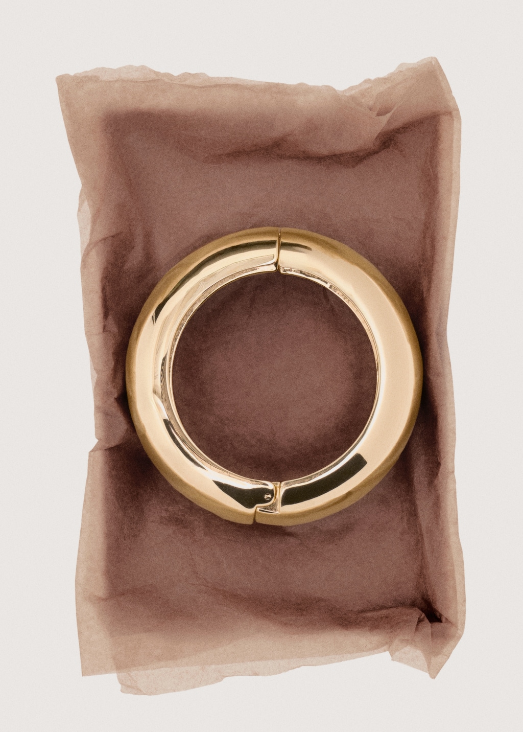 Rigid volume bracelet