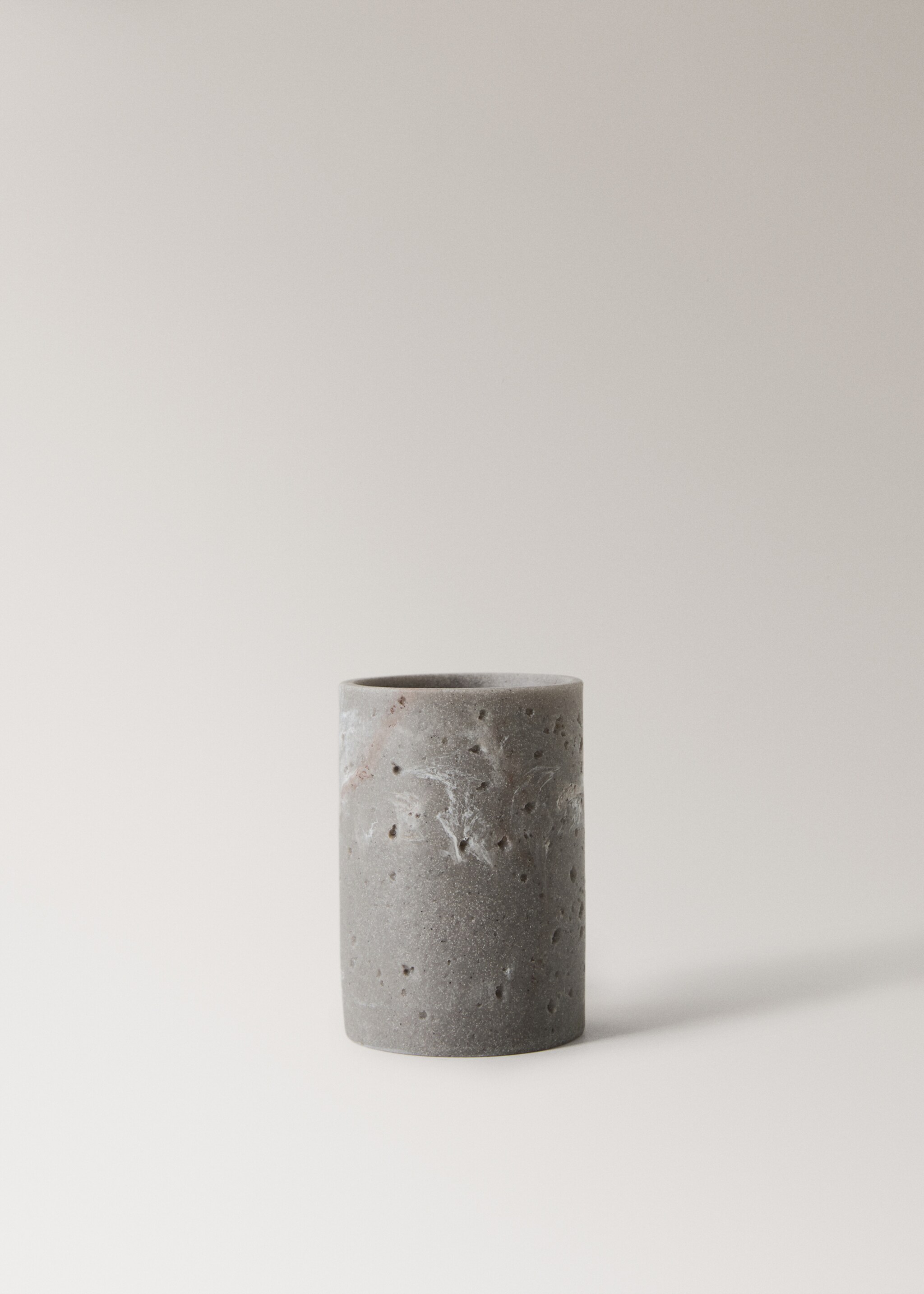 Travertine-effect resin bathroom tumbler - Article without model, Light/Pastel Grey. Ref: 27091295-00.