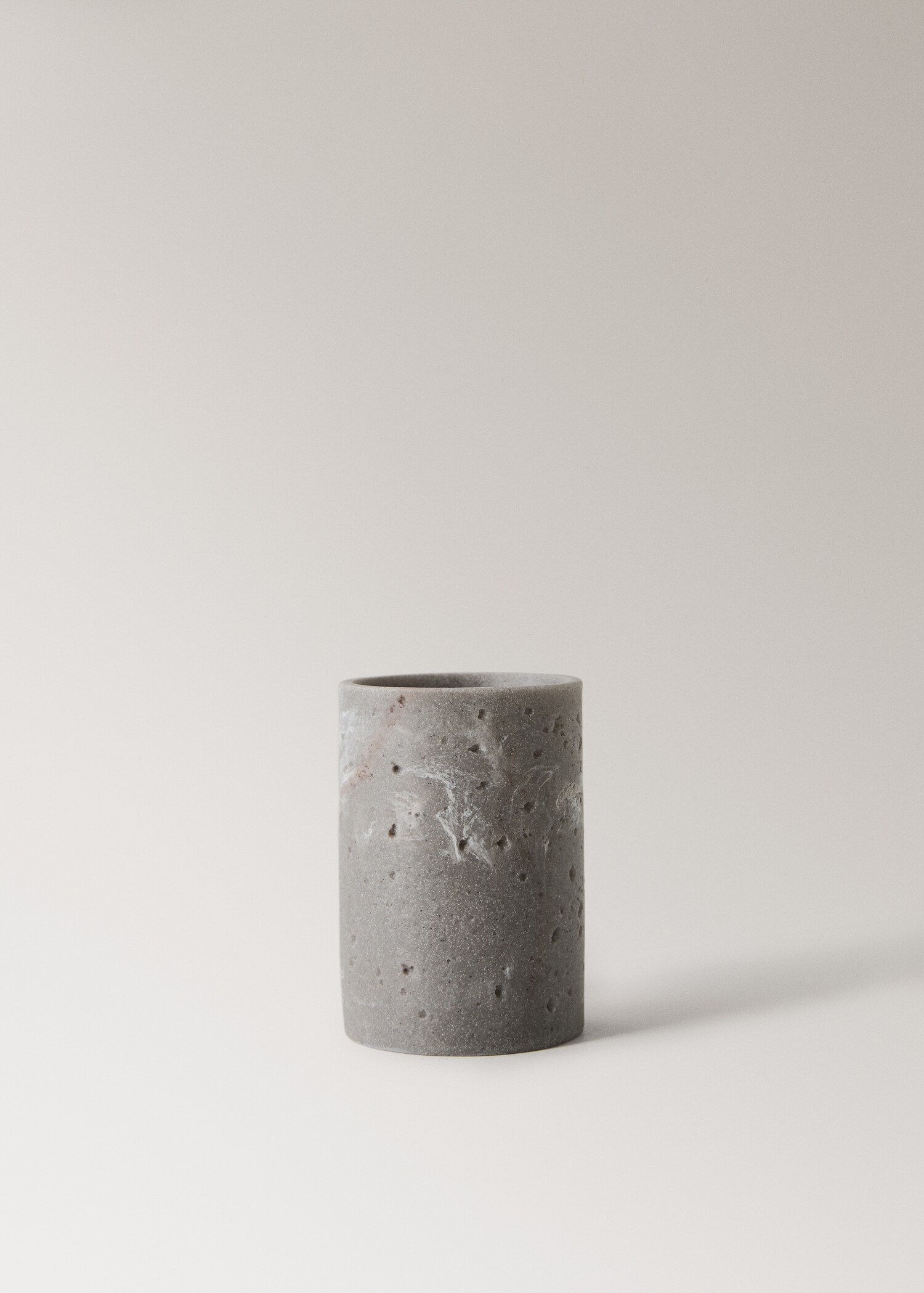 Travertine-effect resin bathroom tumbler - Article without model