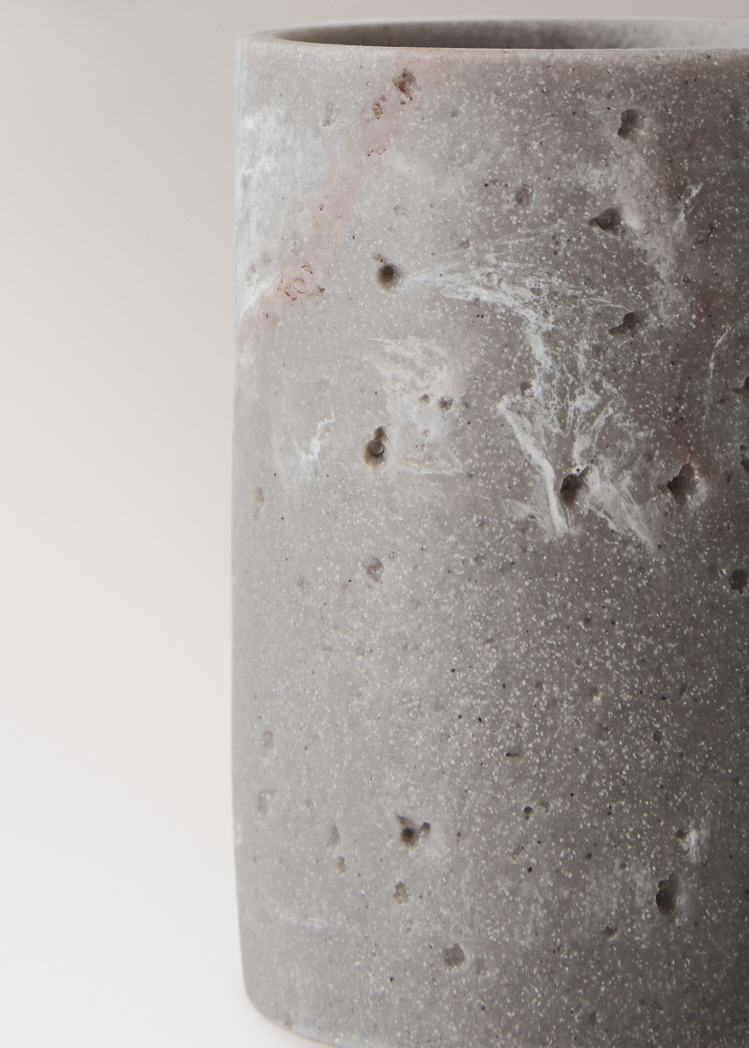 Travertine-effect resin bathroom tumbler - Details of the article 1