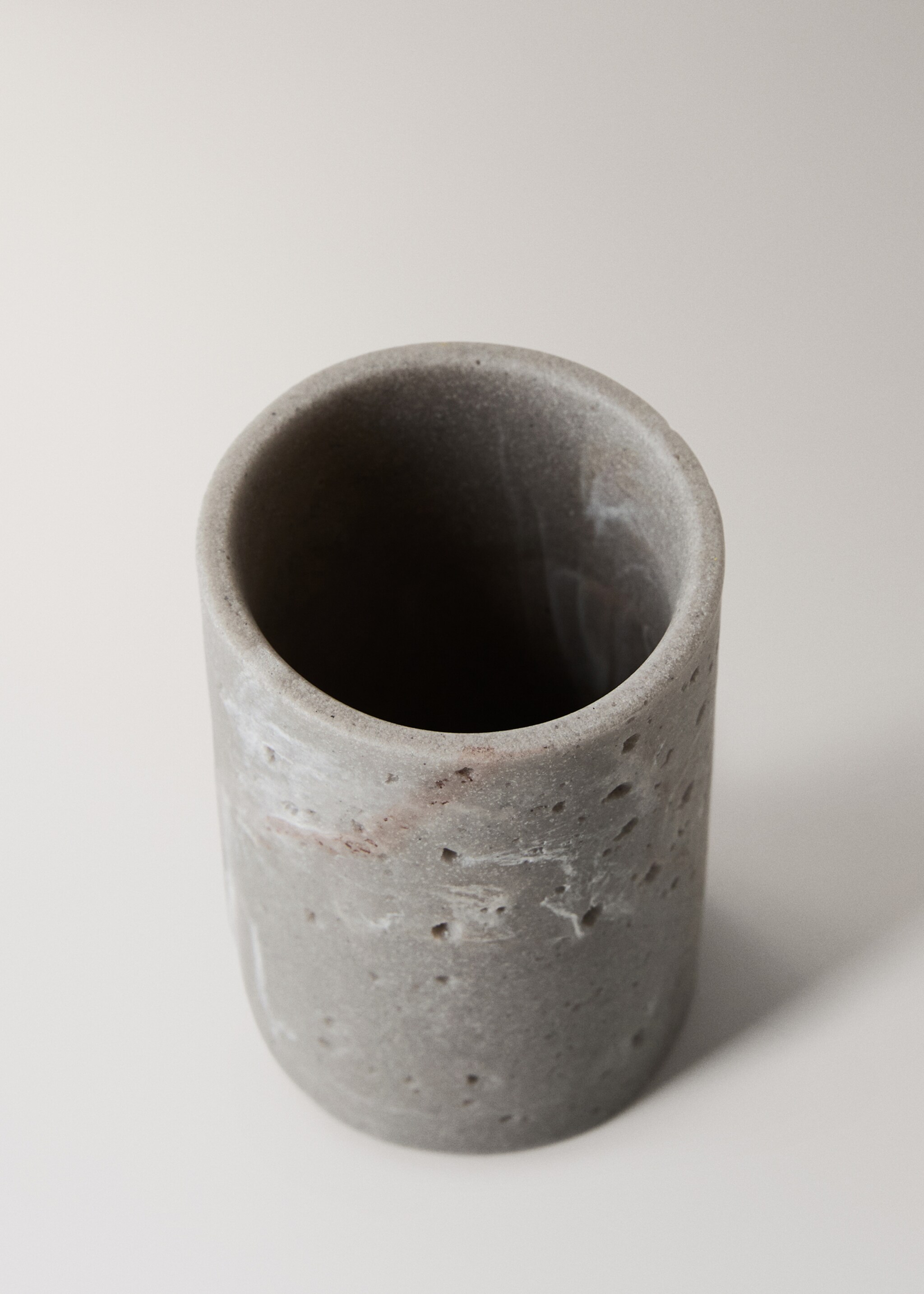 Travertine-effect resin bathroom tumbler - Details of the article 2, Light/Pastel Grey. Ref: 27091295-00.