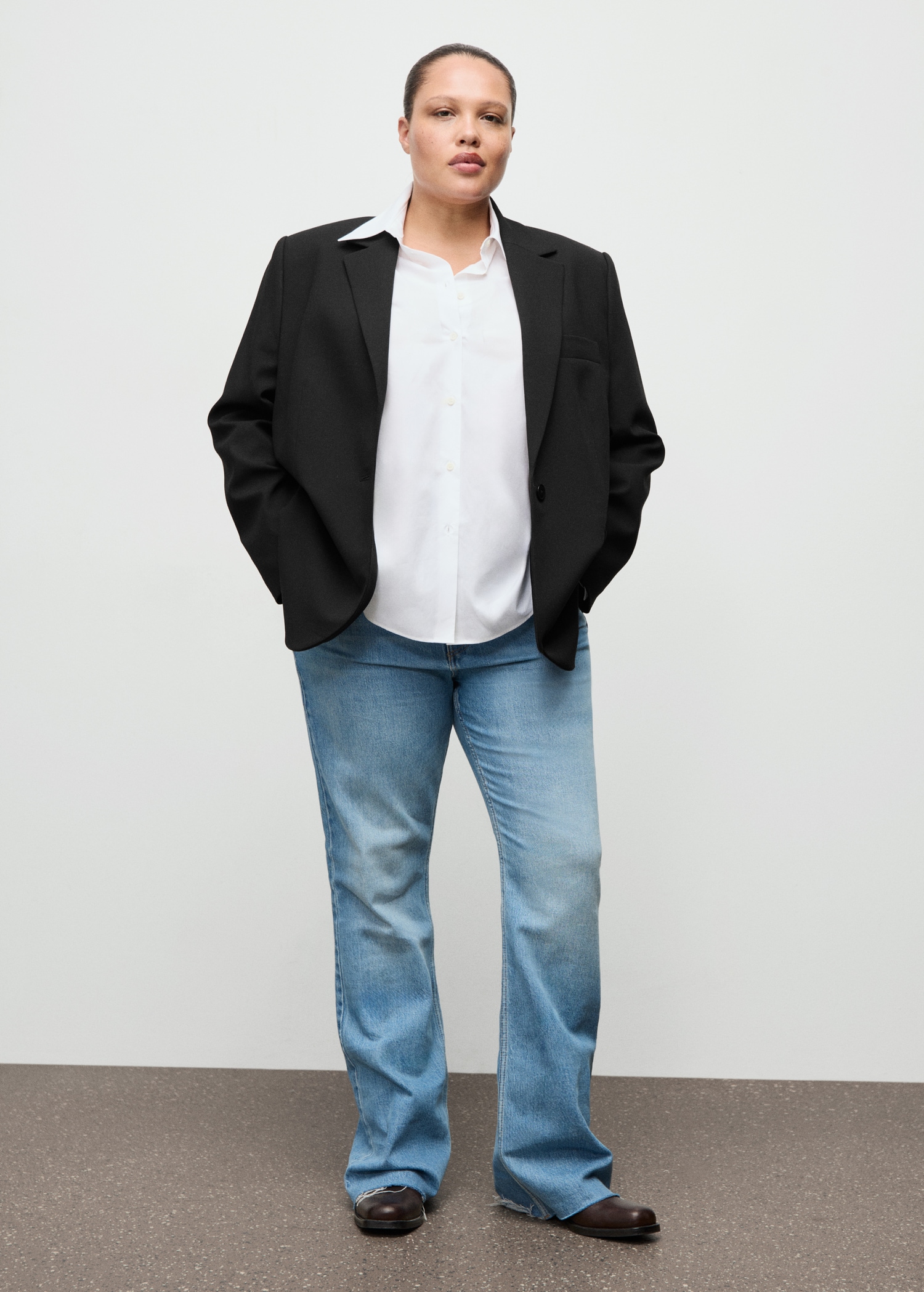 Straight suit jacket with lapel pockets - Details of the article 3