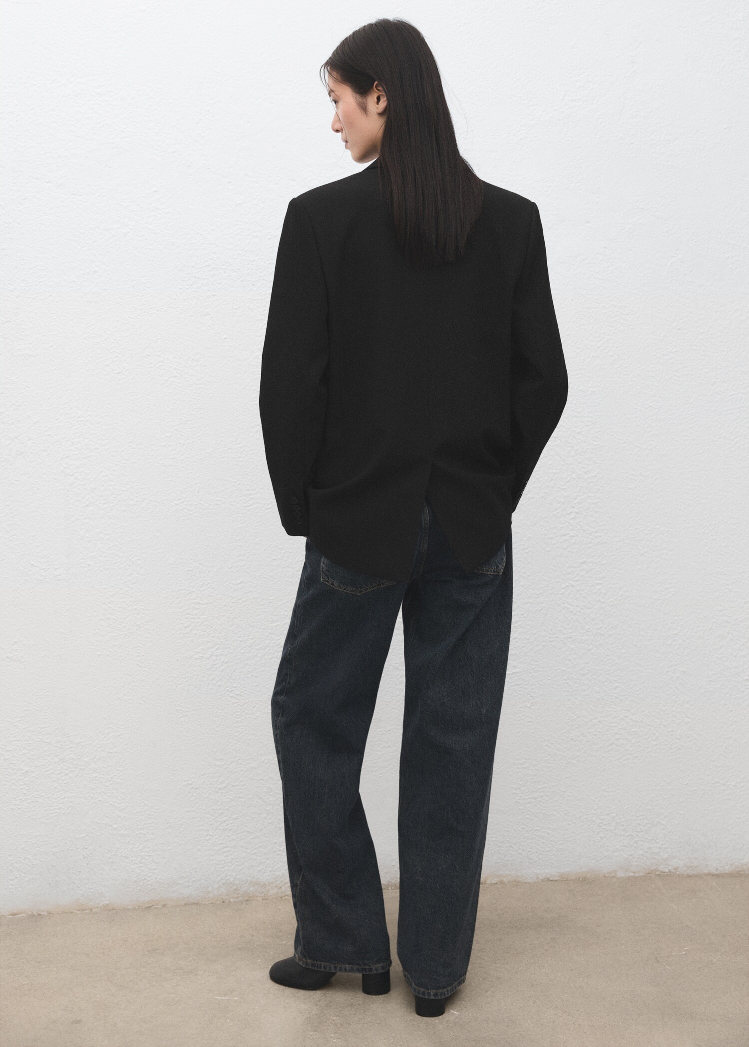 Straight suit jacket with lapel pockets - Reverse of the article