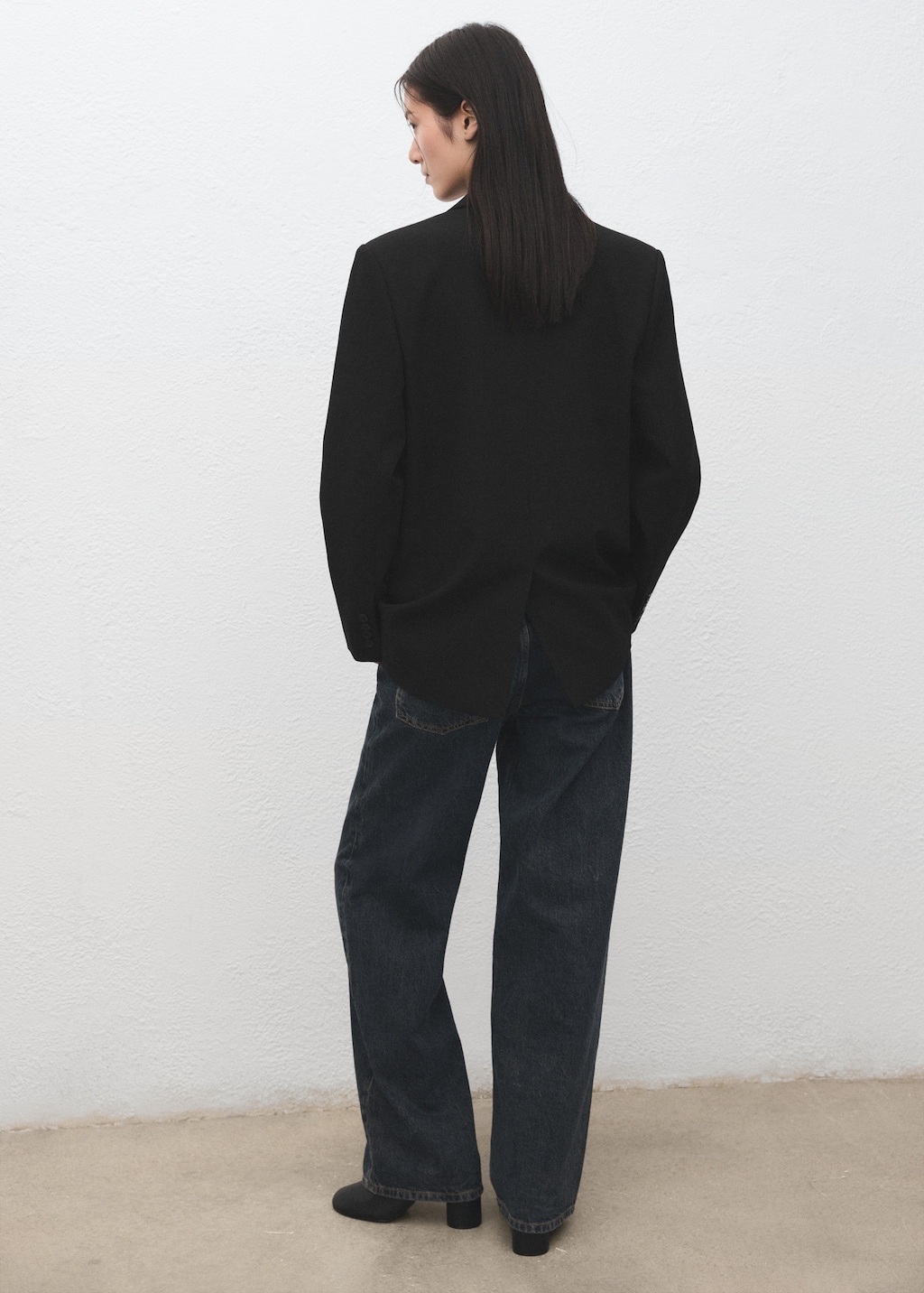 Straight suit jacket with lapel pockets