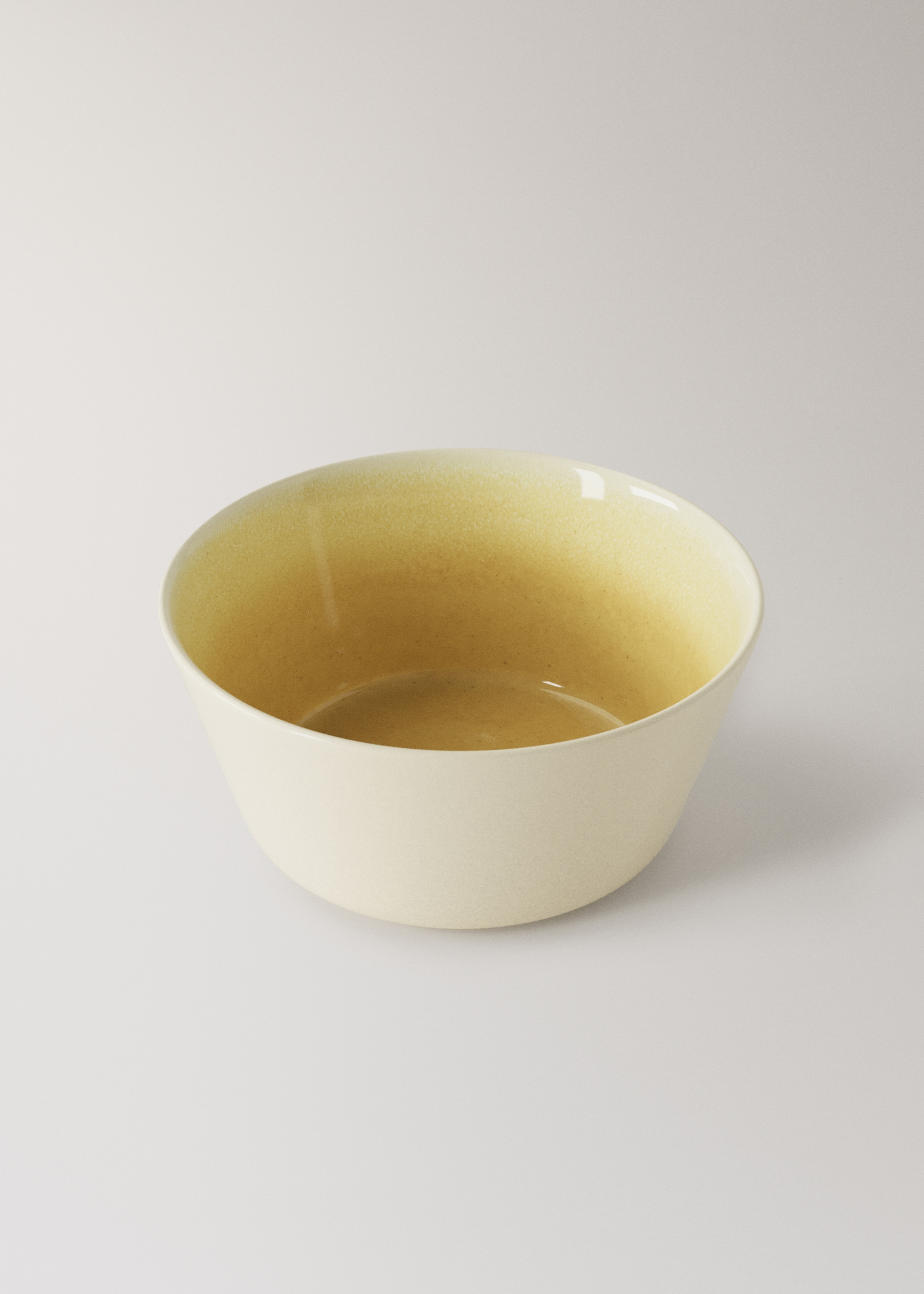 Gradient-colour stoneware bowl - Details of the article 2, Ochre. Ref: 27091312-00.