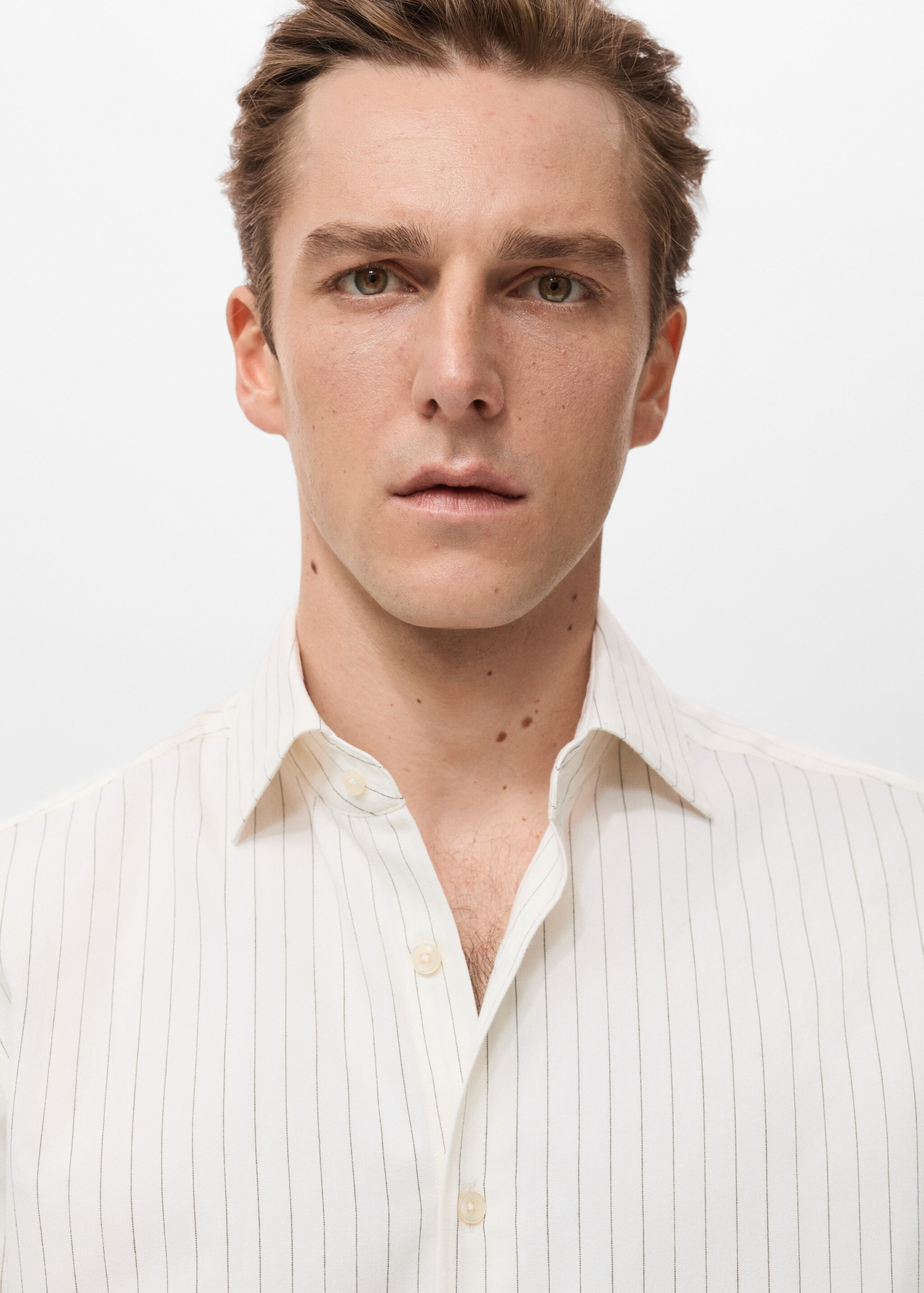 قميص مخطط من القطن 100% بتفصيلة عادية - تفاصيل المنتج 1, رملي. Ref: 27091314-00.