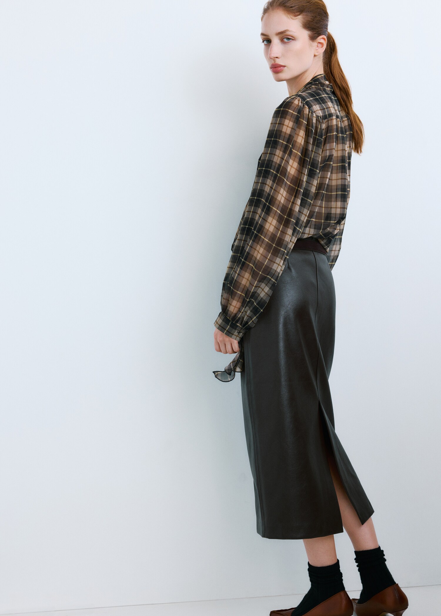 Blouse with check pattern and foulard collar - Reverse of the article