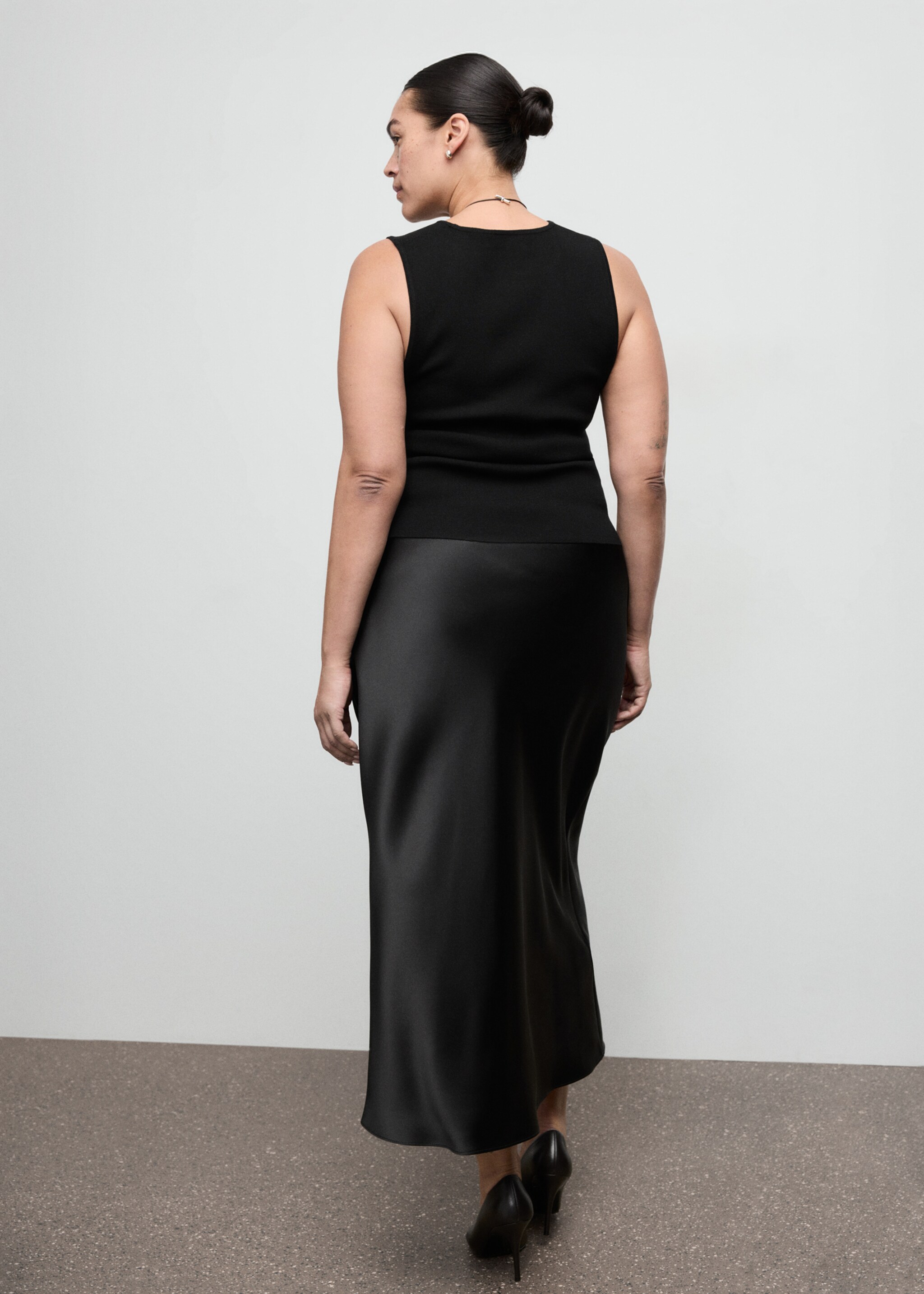 Satin long skirt - Details of the article 4, Black. Ref: 27091326-00.