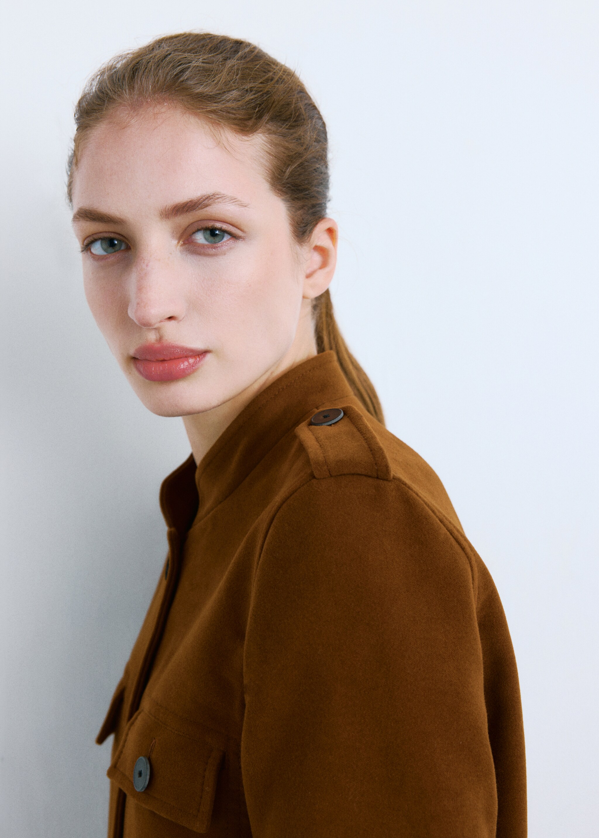 Collarless jacket with pockets - Details of the article 6, Tobacco Brown. Ref: 27091328-00.