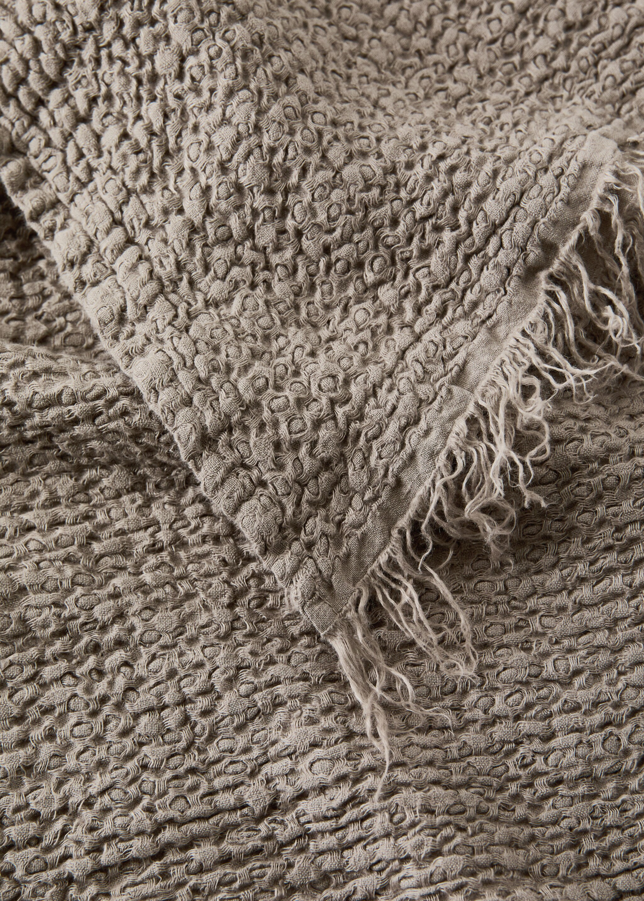 100% linen frayed blanket - Details of the article 2, Light/Pastel Brown. Ref: 27091524-00.