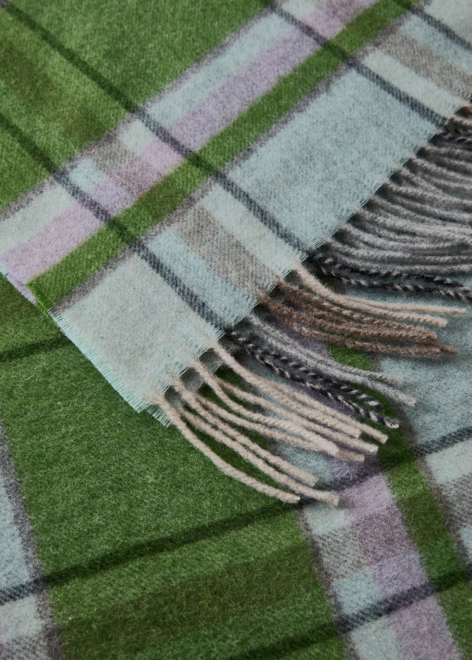 Wool throw with check design and fringed finish - Details of the article 2