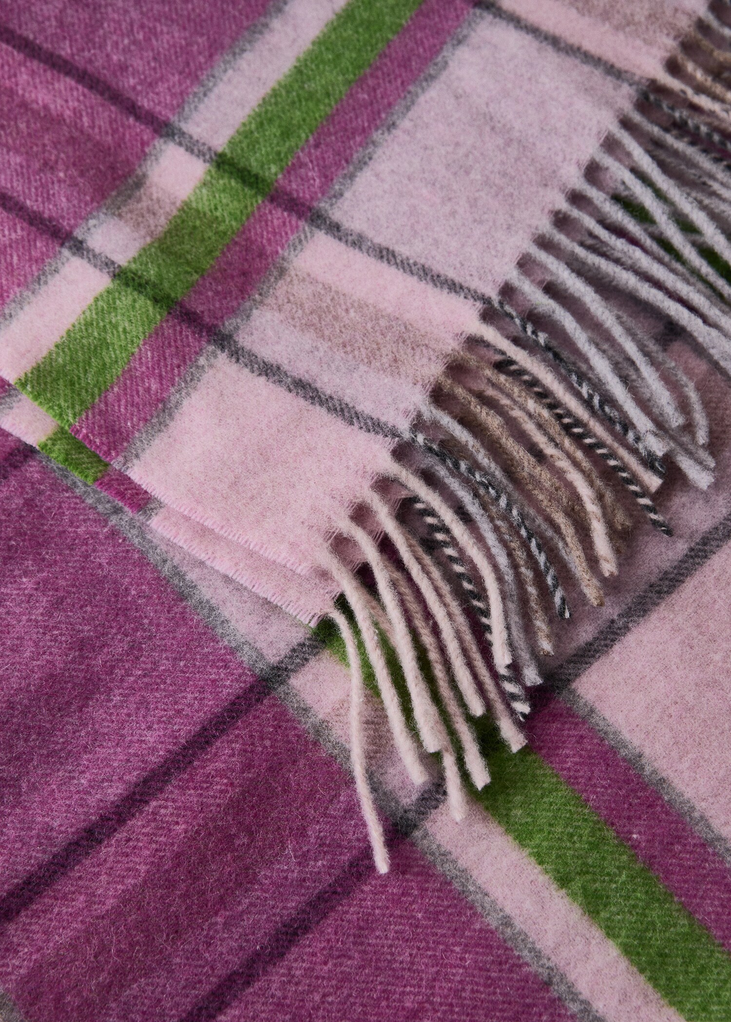 Wool throw with check design and fringed finish - Details of the article 2
