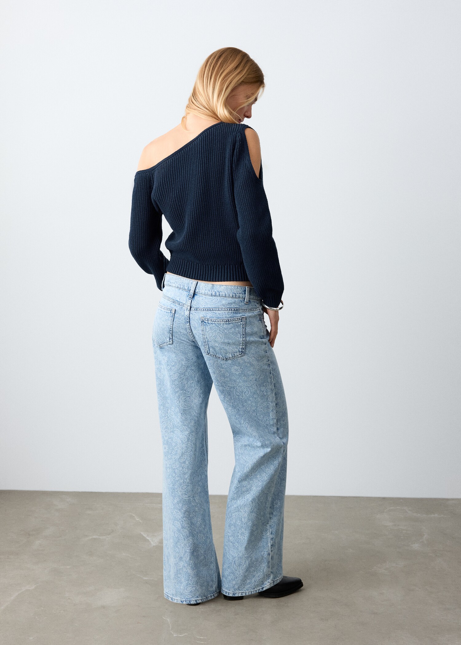 Sweater 3show - Reverse of the article