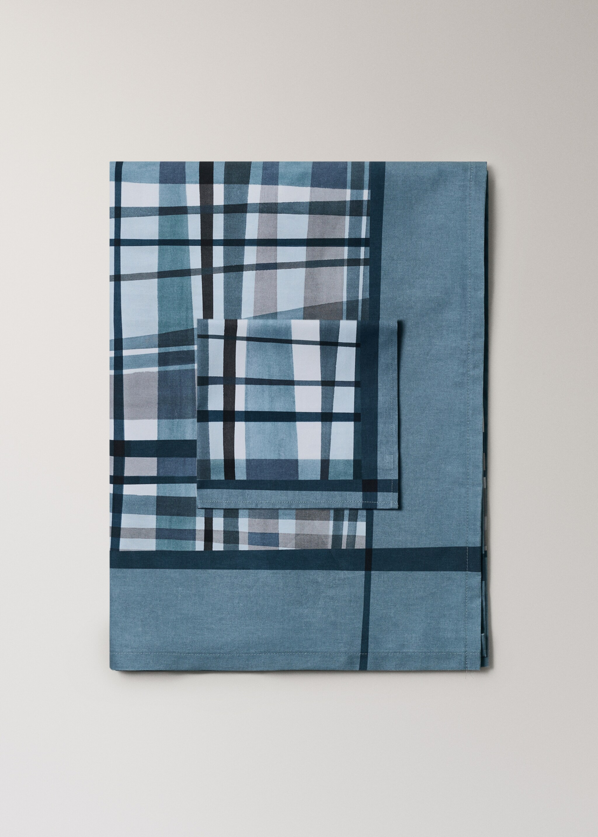 Cotton tablecloth with irregular checks for 6 to 8 people - Details of the article 3, Blue. Ref: 27092004-00.