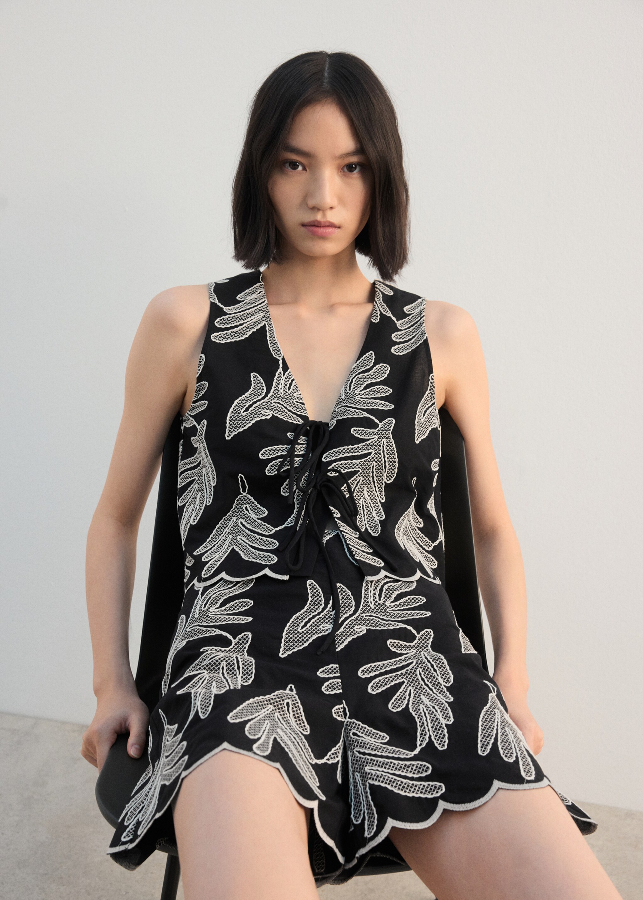 Chaleco bordado lazos - Detalle del artículo 2, Negro. Ref: 27092538-00.