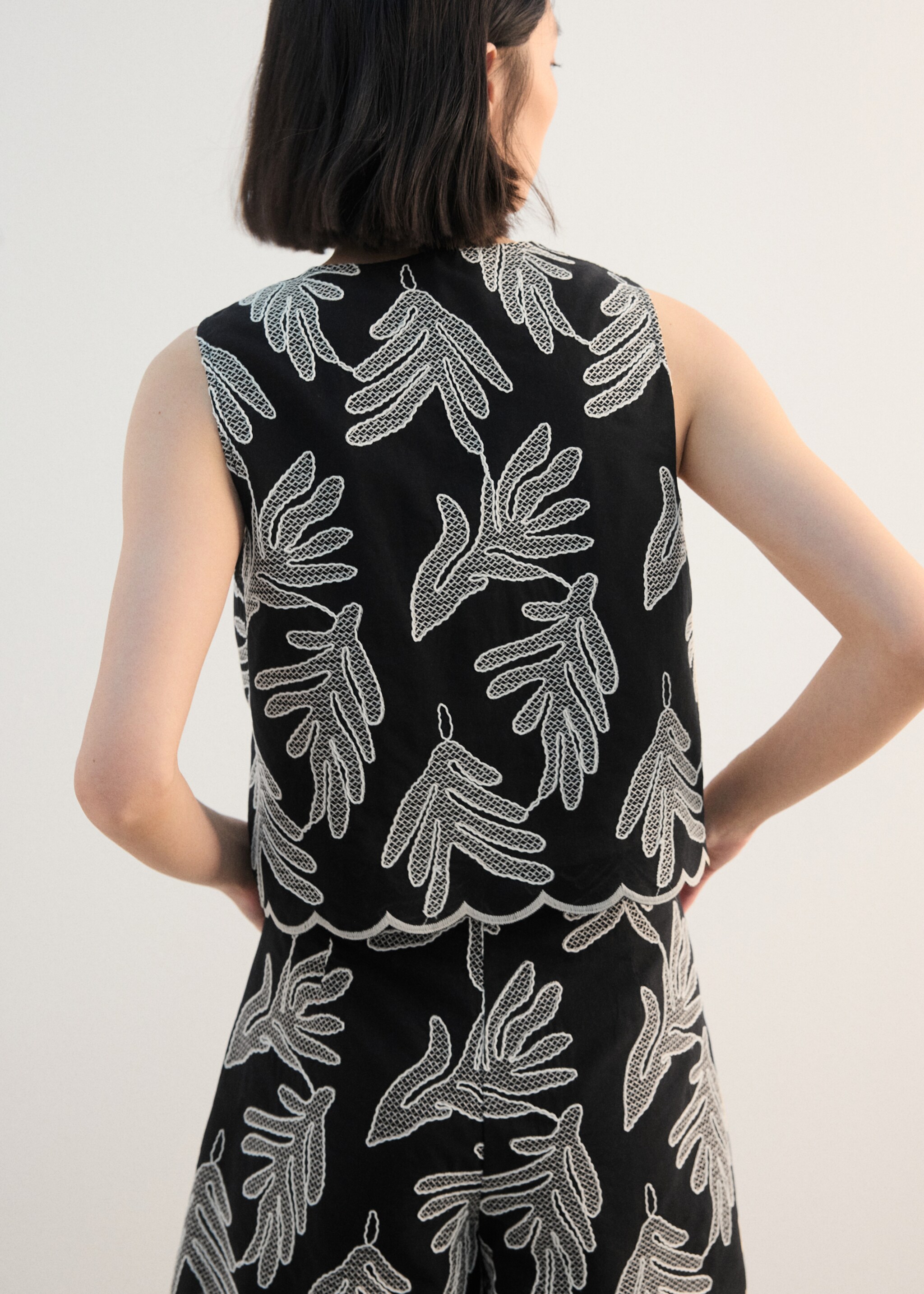 Chaleco bordado lazos - Reverso del artículo, Negro. Ref: 27092538-00.