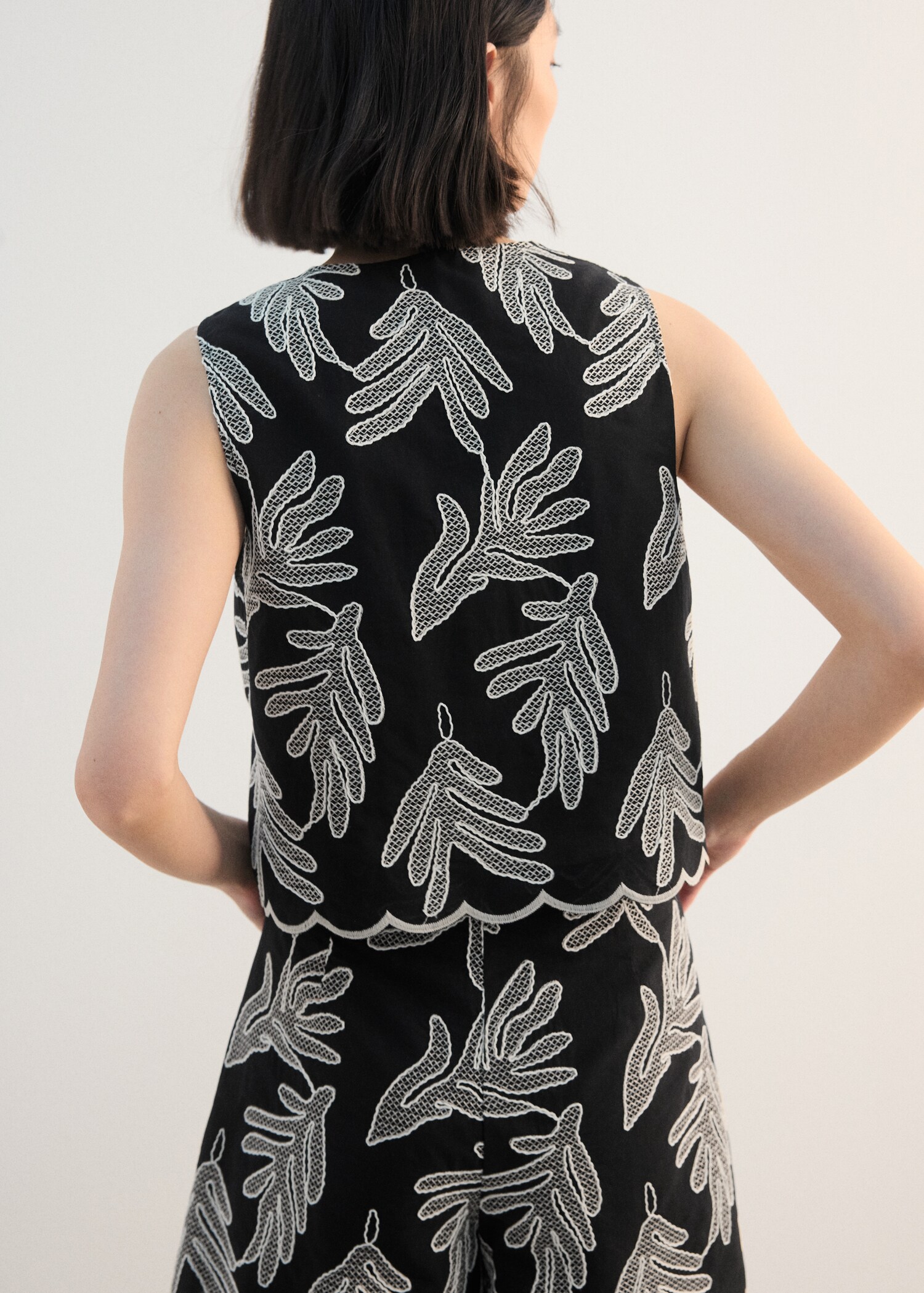 Chaleco bordado lazos - Reverso del artículo