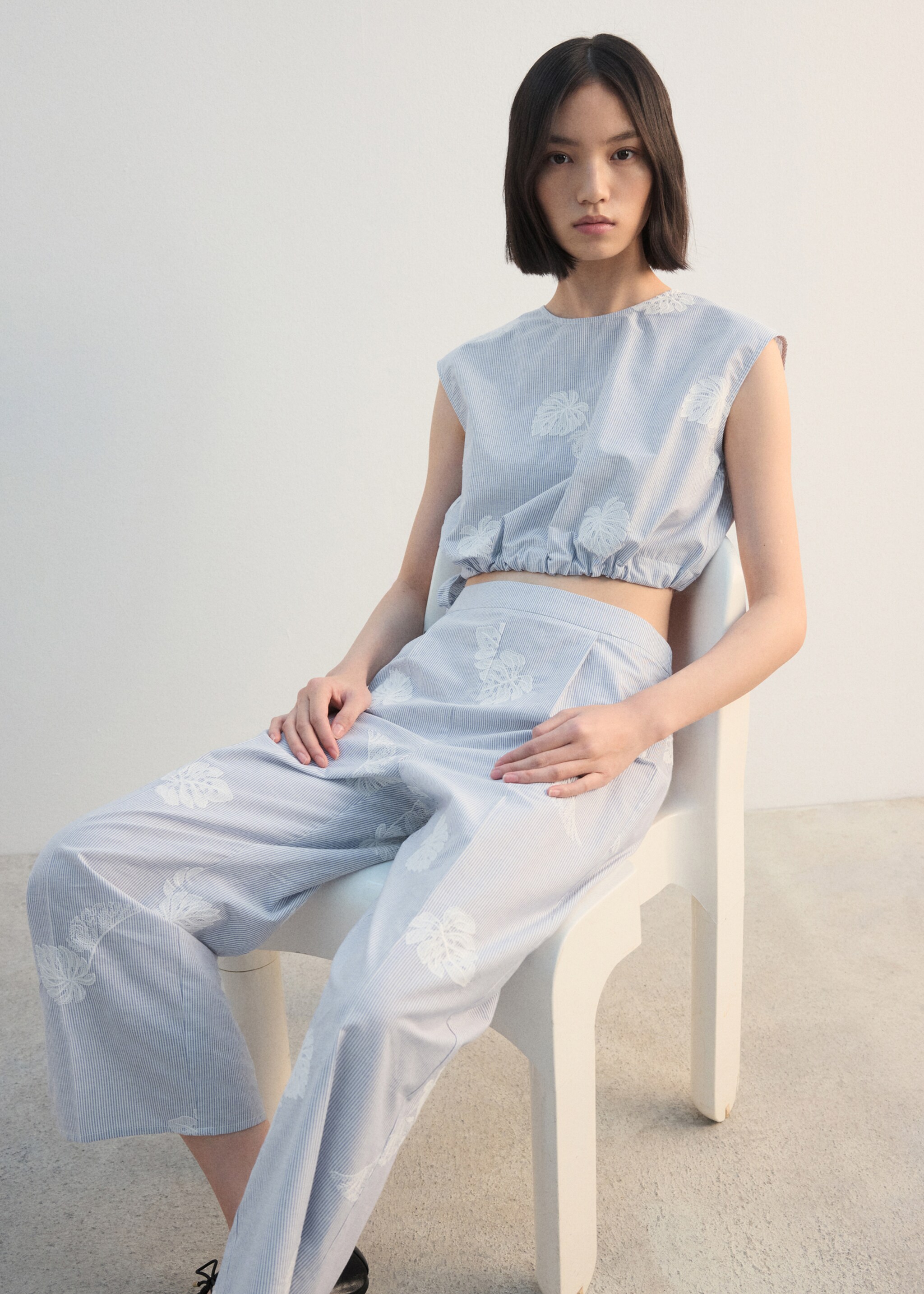 Gestreepte geborduurde broek - Detail van het artikel 2, Blauw. Ref: 27092545-00.