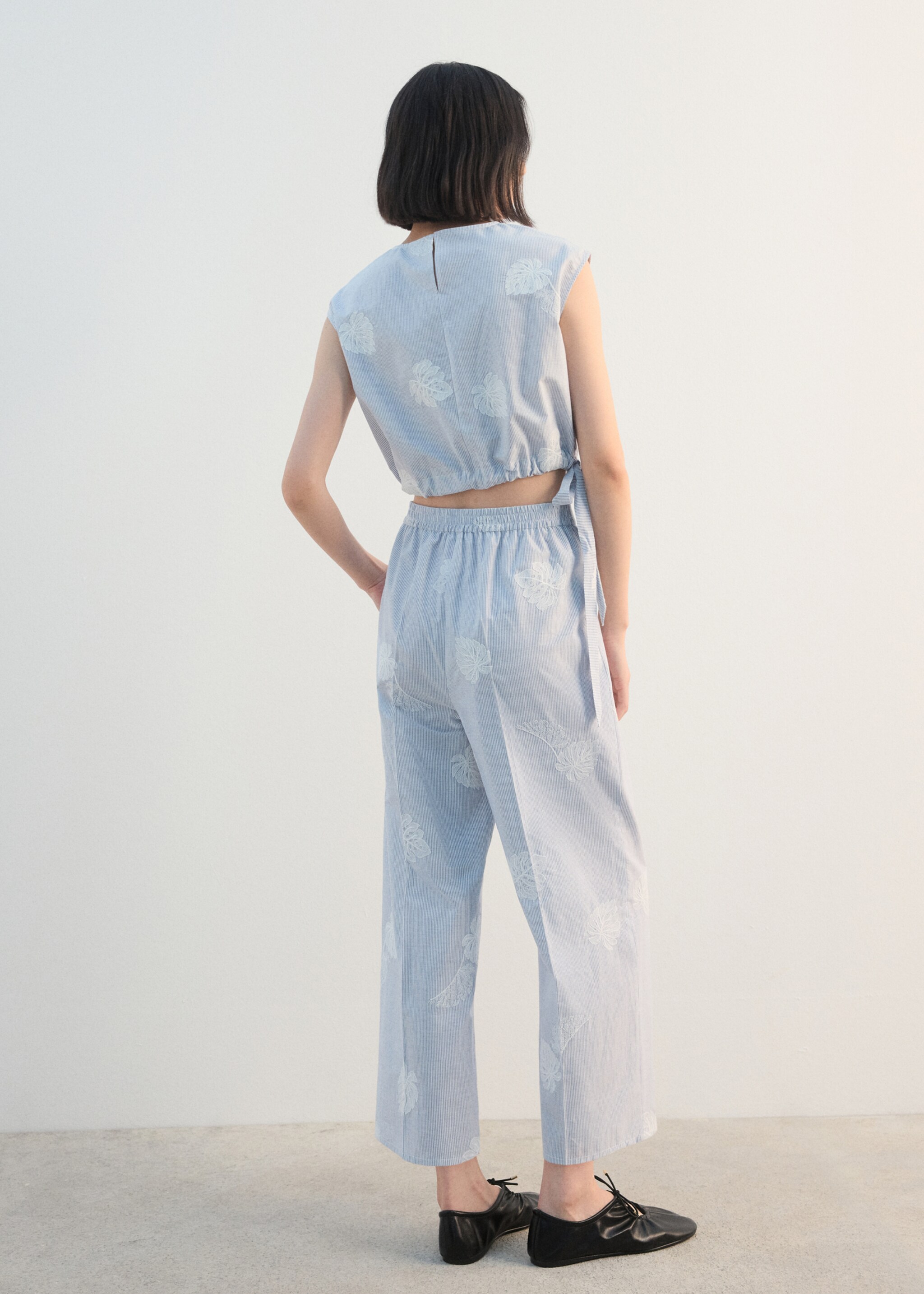 Gestreepte geborduurde broek - Achterkant van het artikel, Blauw. Ref: 27092545-00.