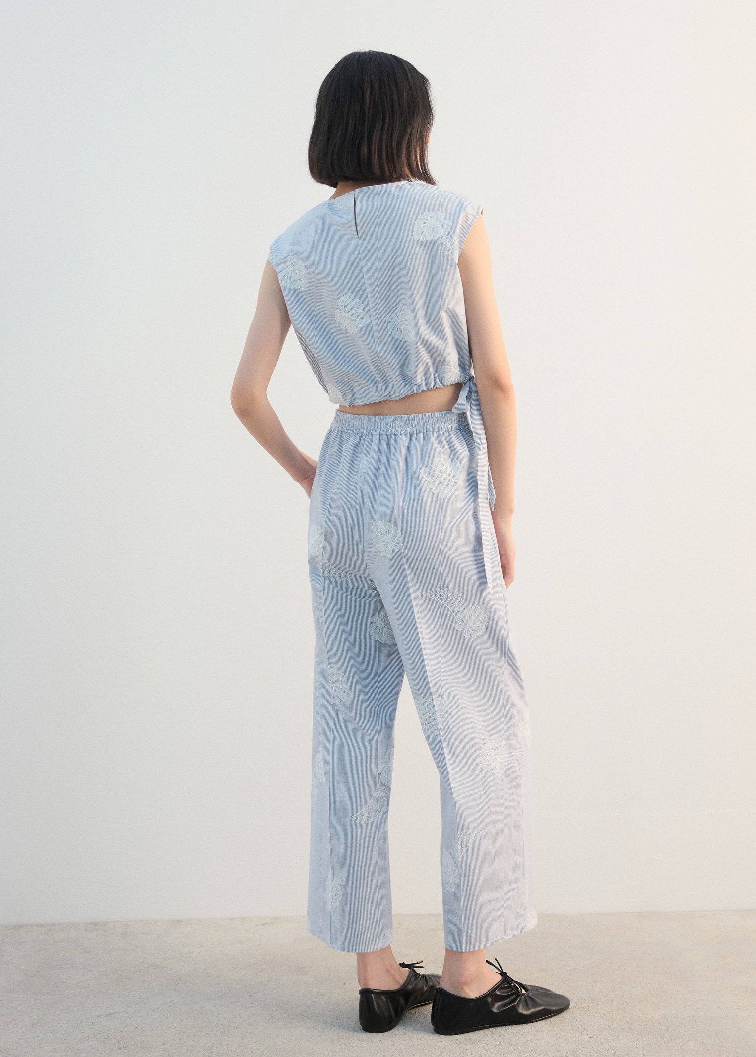 Gestreepte geborduurde broek - Achterkant van het artikel