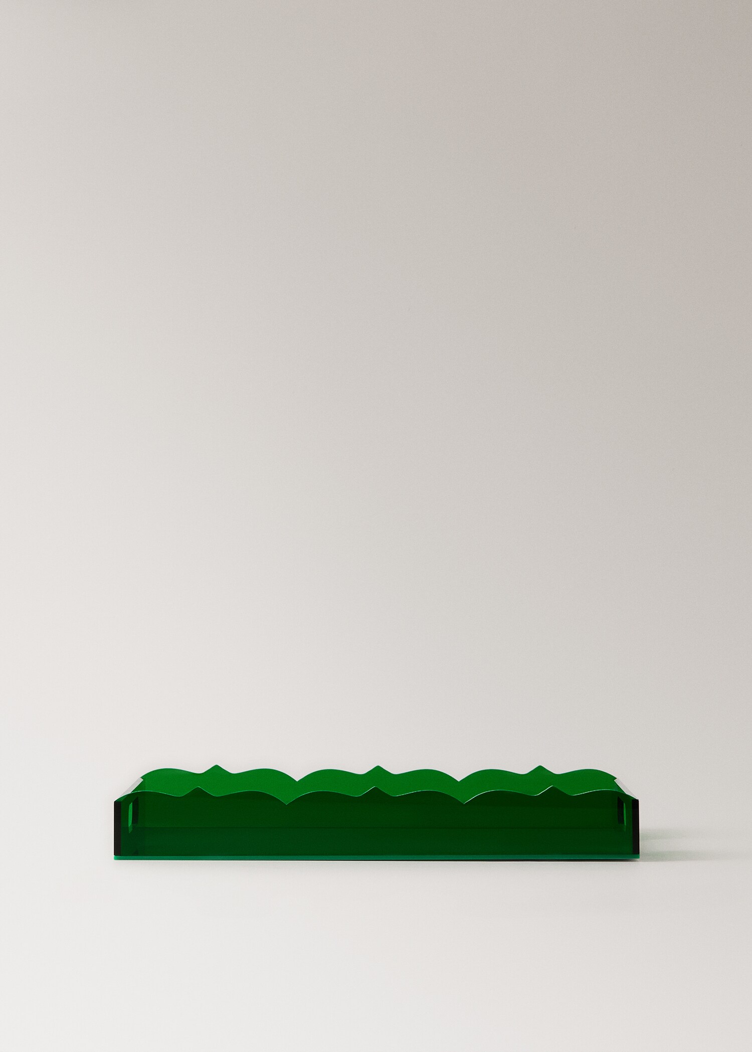 Dienblad van acryl met met golvende rand, middelgroot - Artikel zonder model