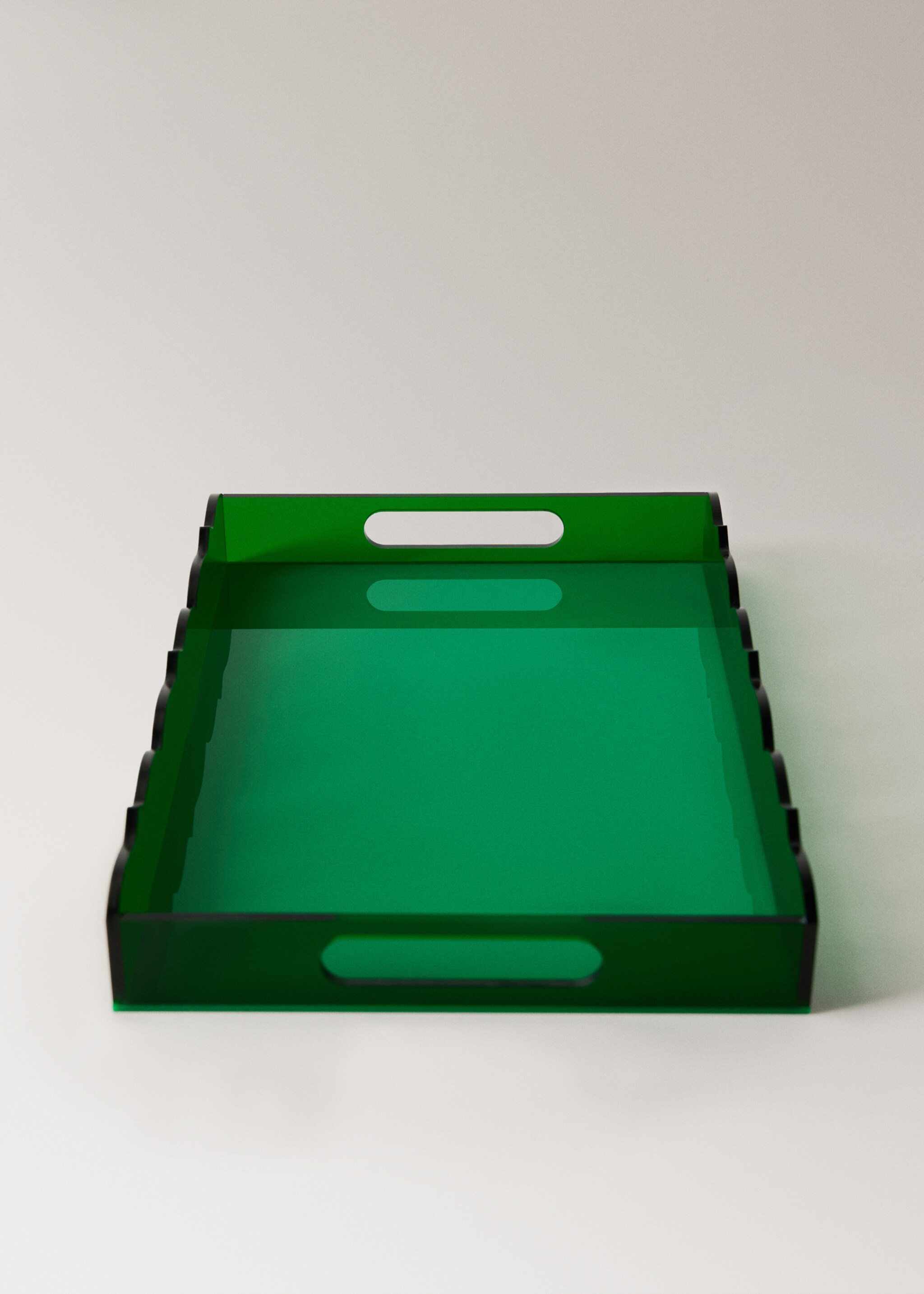 Dienblad van acryl met met golvende rand, middelgroot - Detail van het artikel 1, Vermiljoen. Ref: 27092894-00.