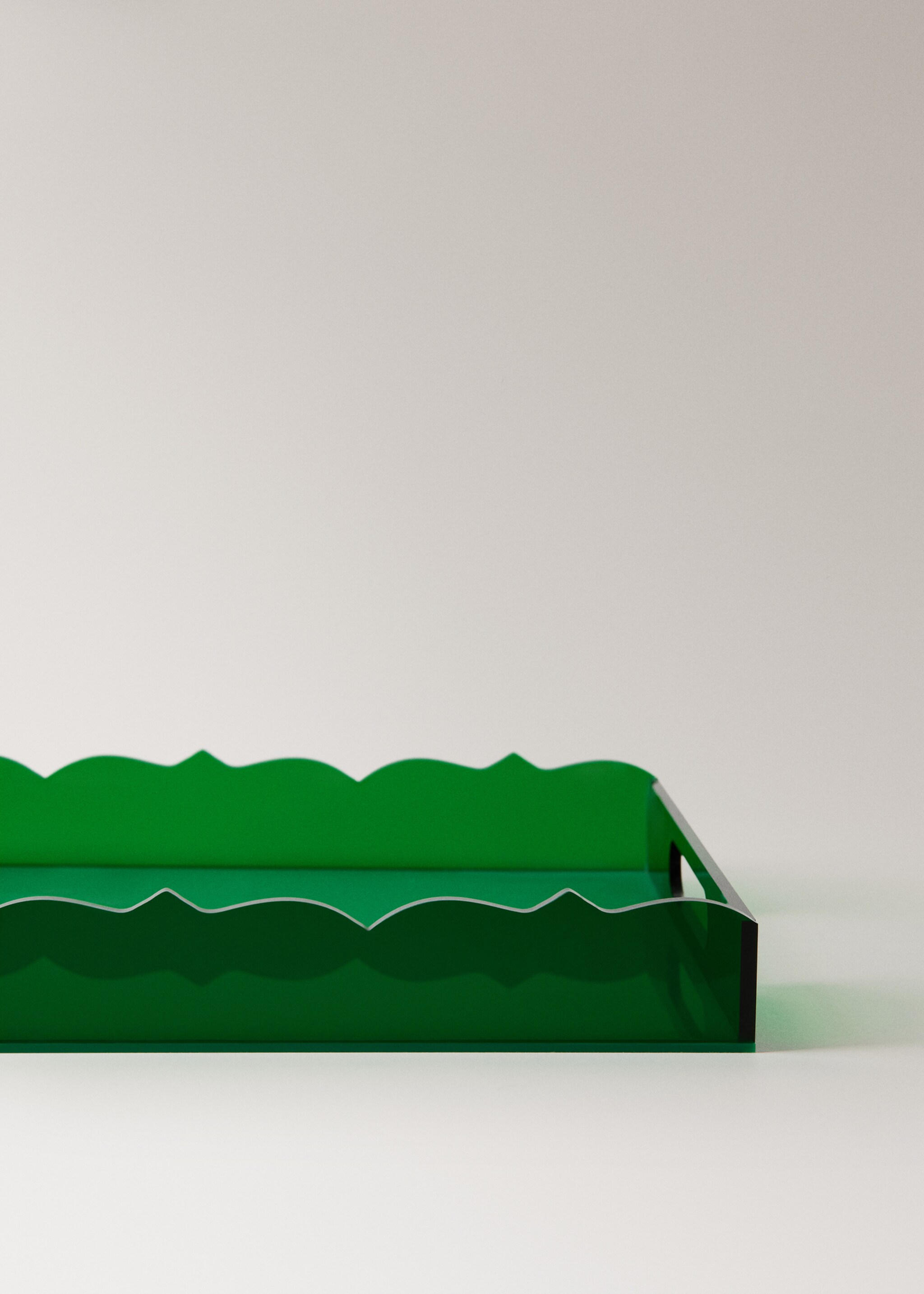 Dienblad van acryl met met golvende rand, middelgroot - Detail van het artikel 2, Vermiljoen. Ref: 27092894-00.