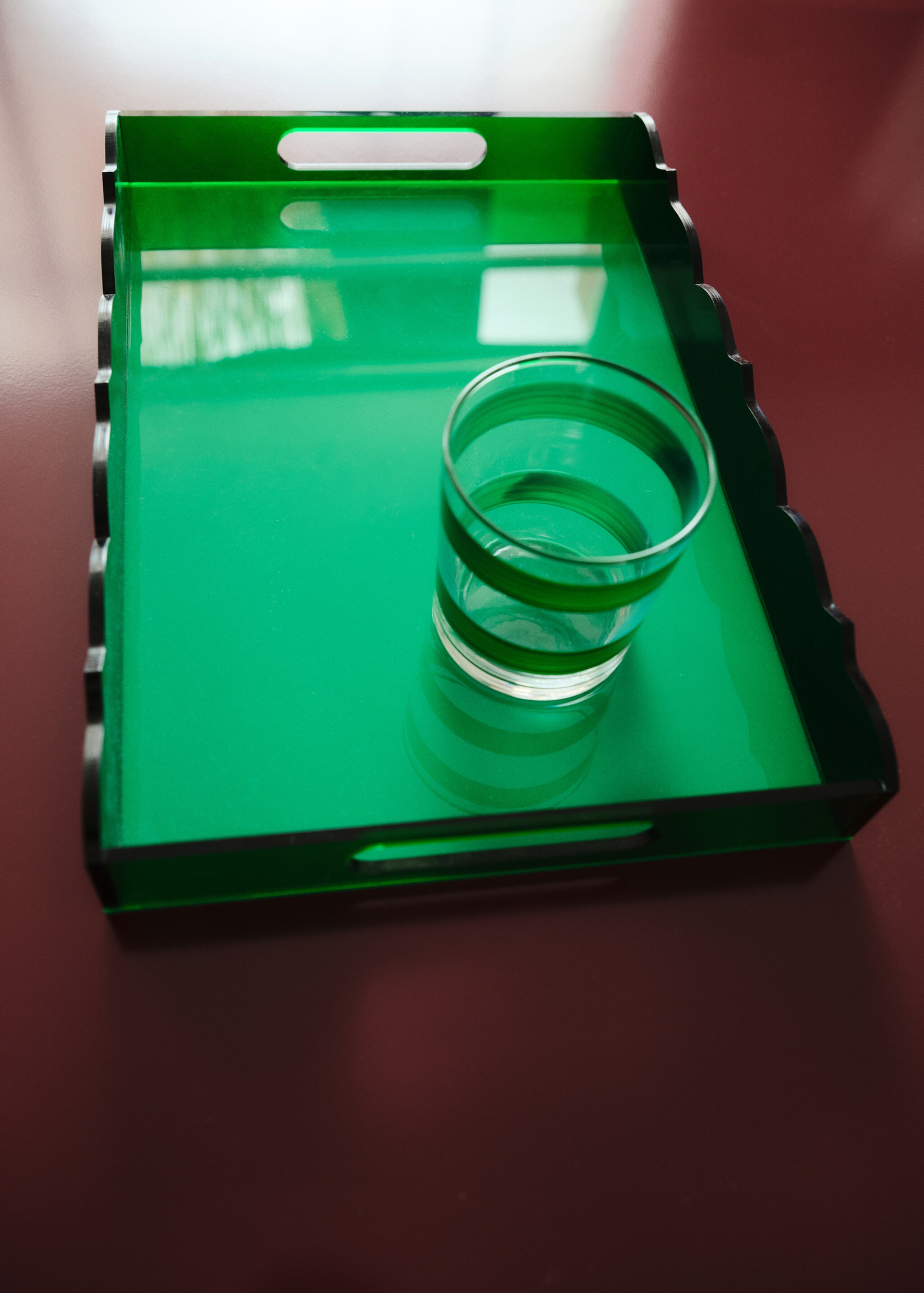 Medium wave acrylic tray in colour - Details of the article 6, Vermillion. Ref: 27092894-00.