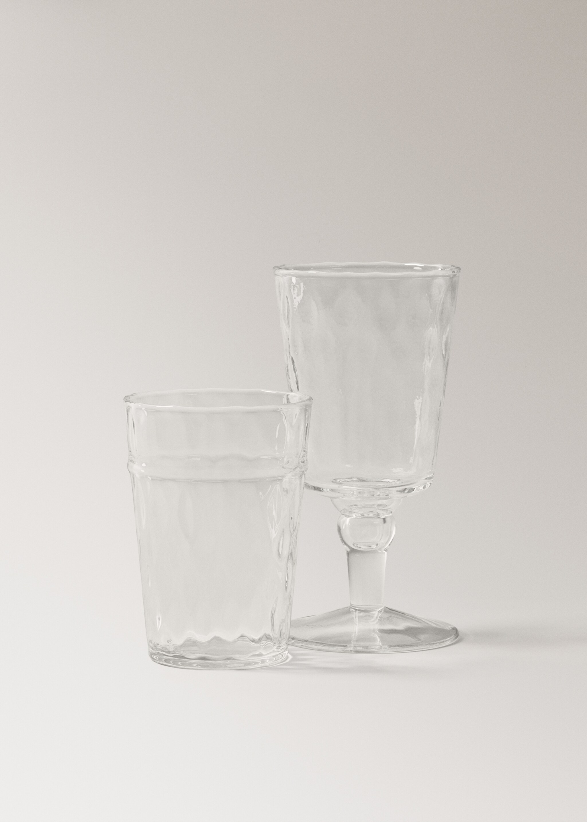 Embossed glass goblet - Details of the article 3, Ice Grey. Ref: 27092924-00.