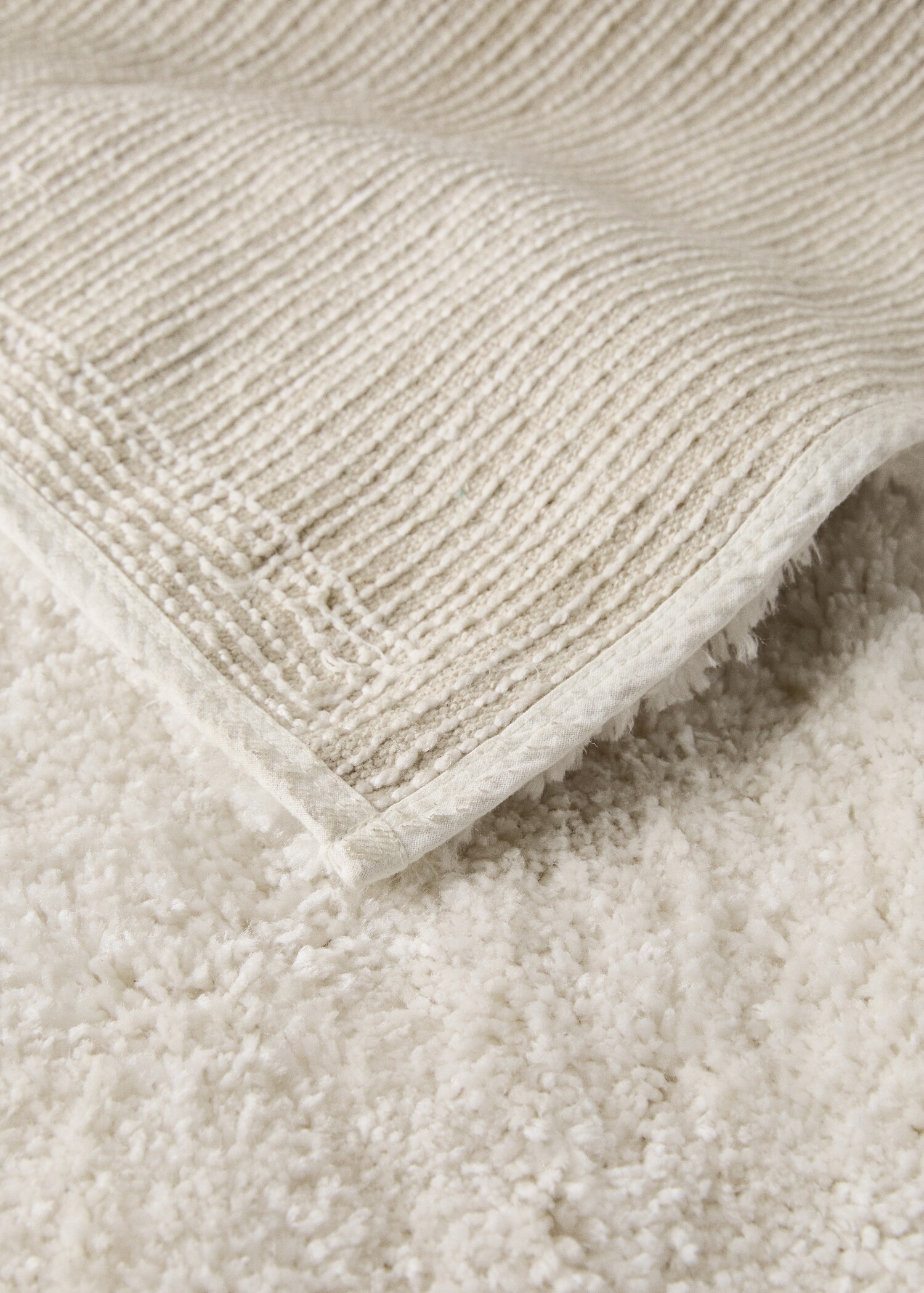 Fur effect yarn rug - Details of the article 3
